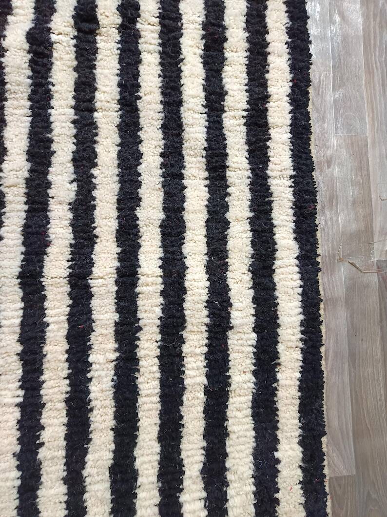 Tapis artisanal rouge et à rayures blanches et noires