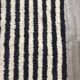 Tapis artisanal rouge et à rayures blanches et noires
