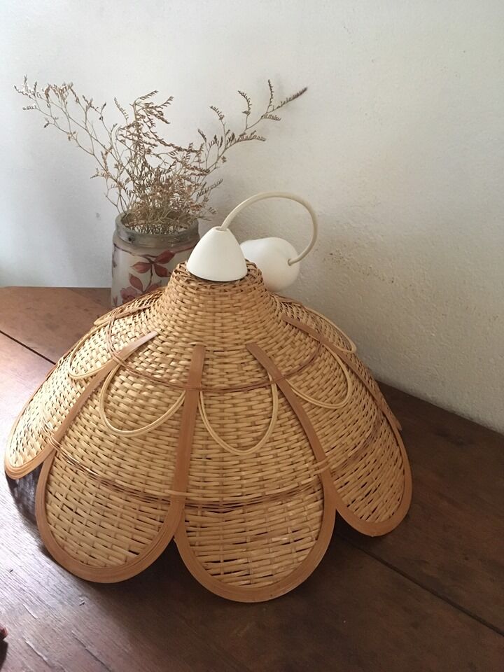 Hanging in wicker and rattan in the shape of a flower