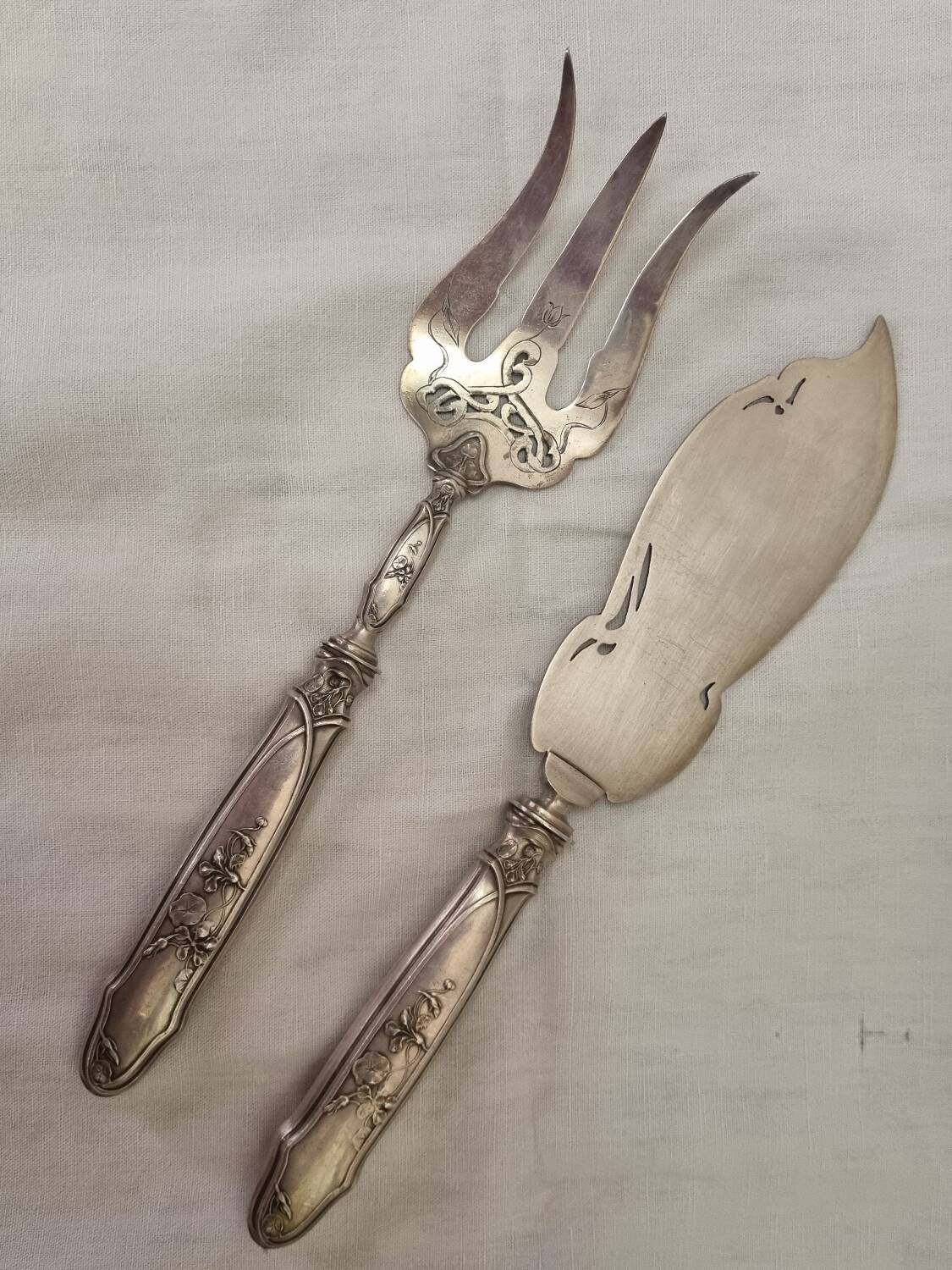 Silver fish serving cutlery