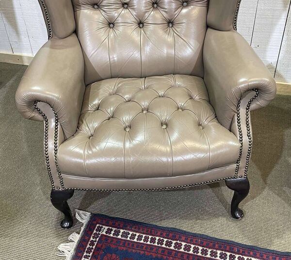 Paire de fauteuils Chesterfield à haut dossier et 1 repose pieds en cuir