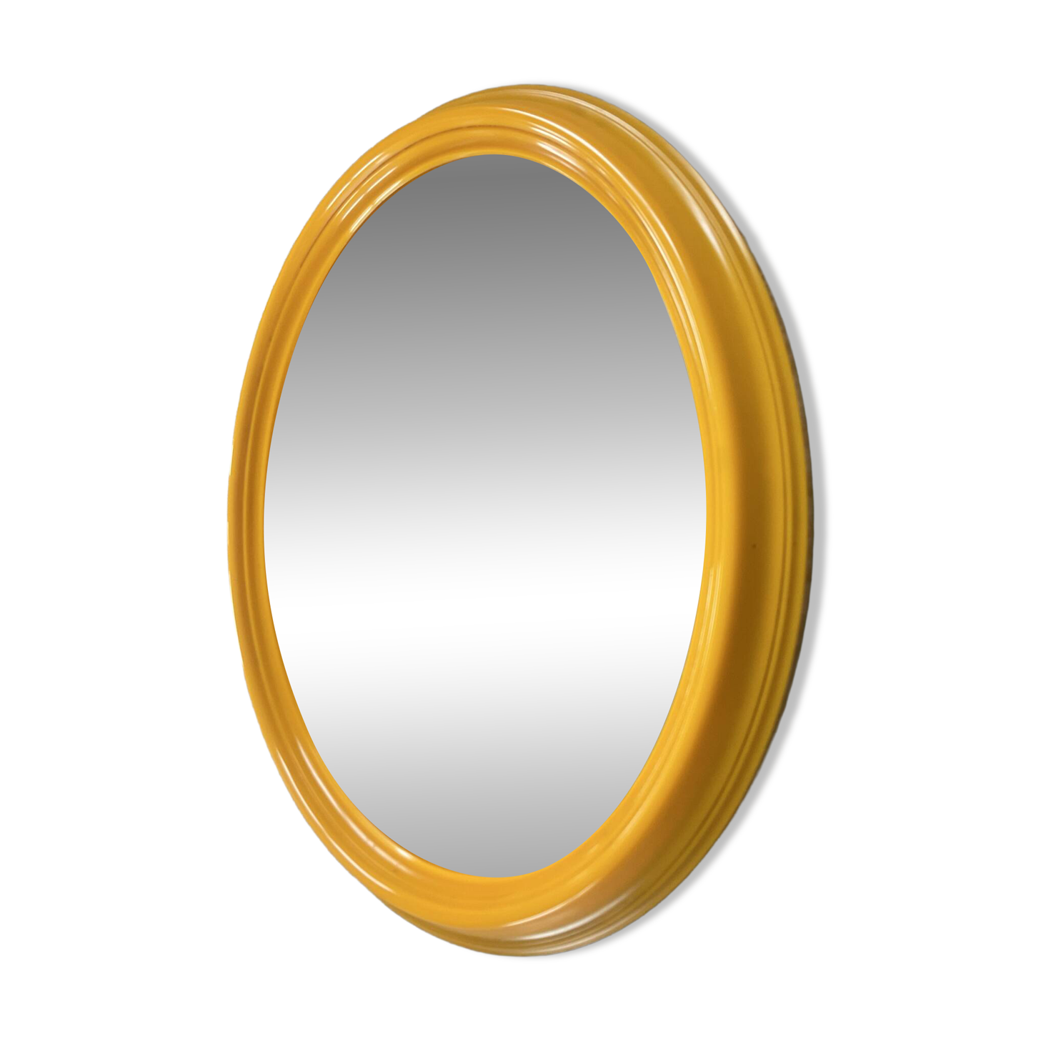 Vintage oval mirror from the 1970s.
