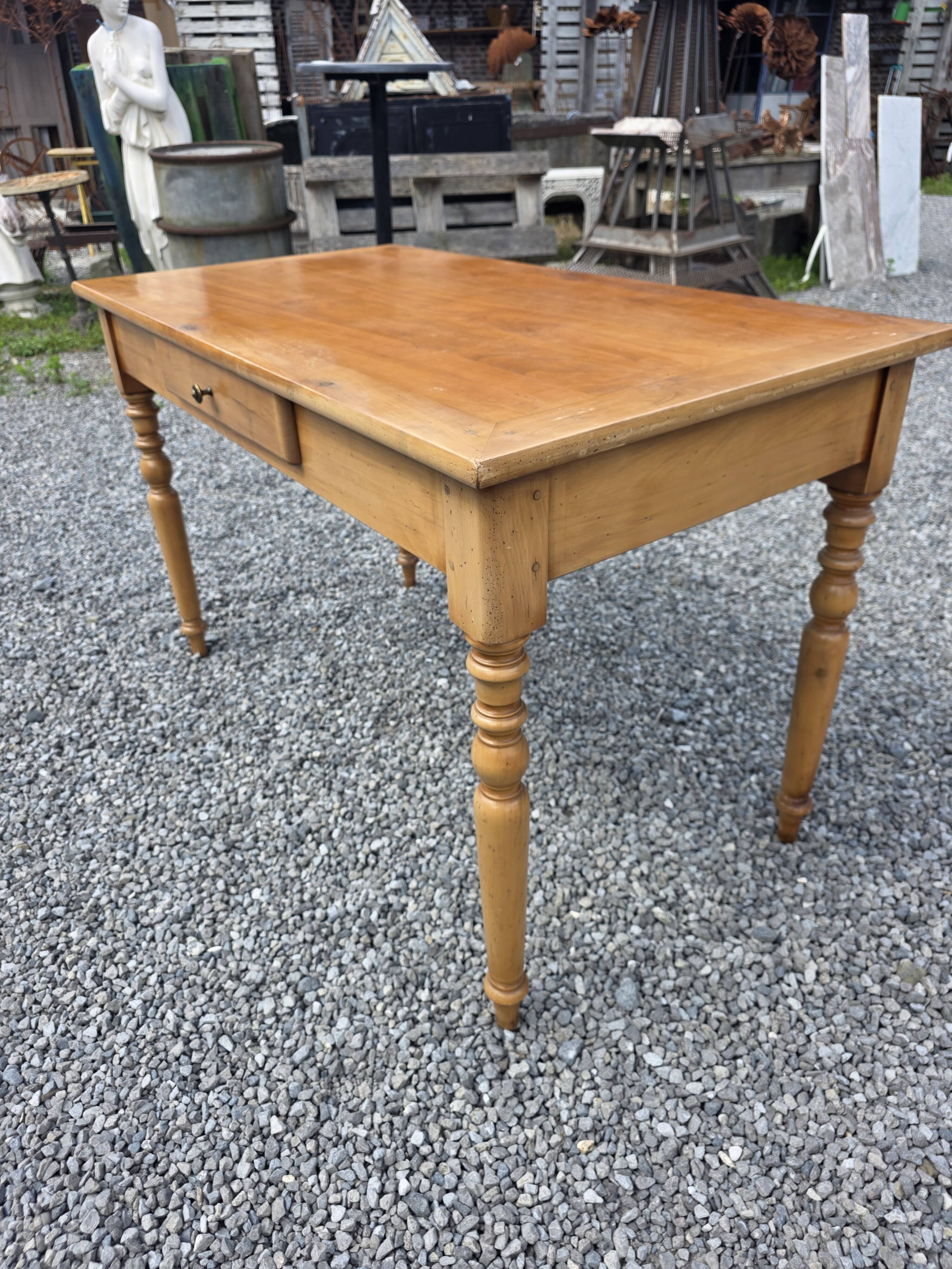 Bureau style Louis Philippe en merisier massif