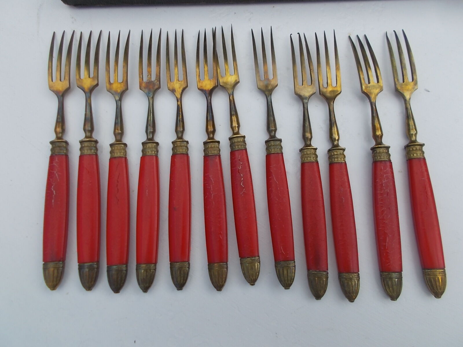 Housewife covered dessert red handle