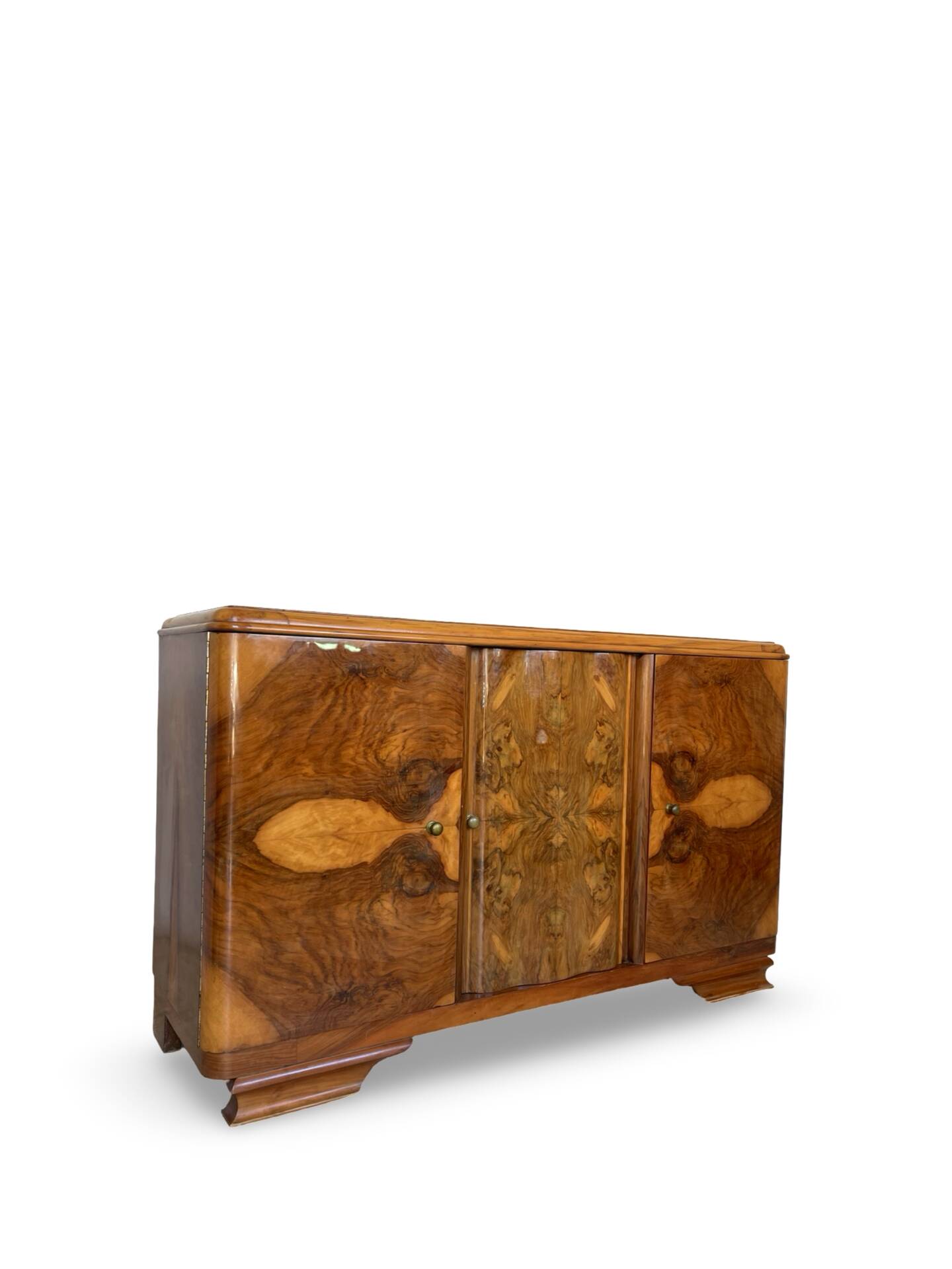 Italian Art deco burl walnut sideboard, of great quality.