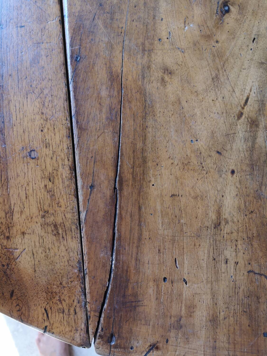 Round solid wood table 4 legs