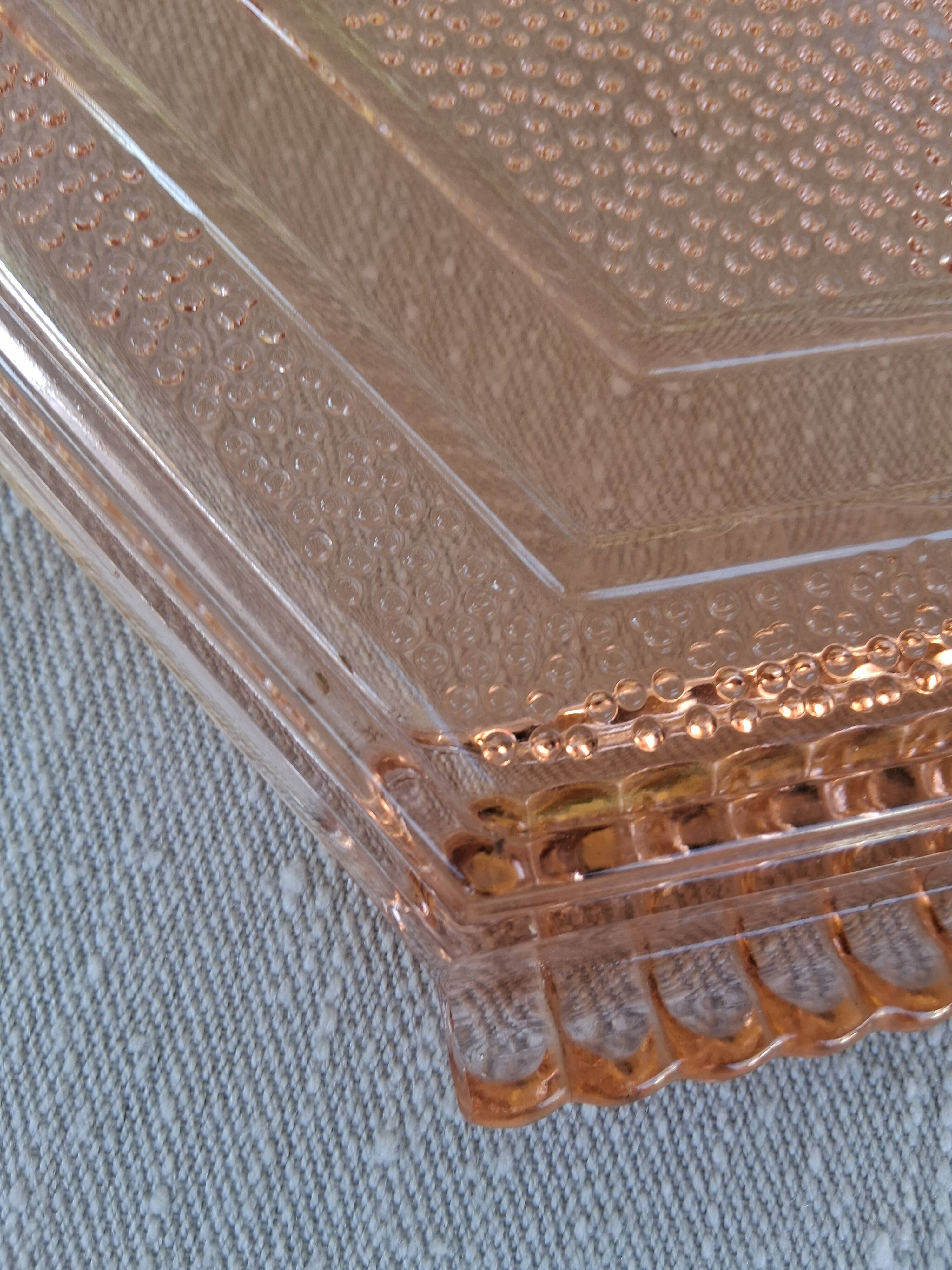 Very pretty pink glass dish in very good condition.
