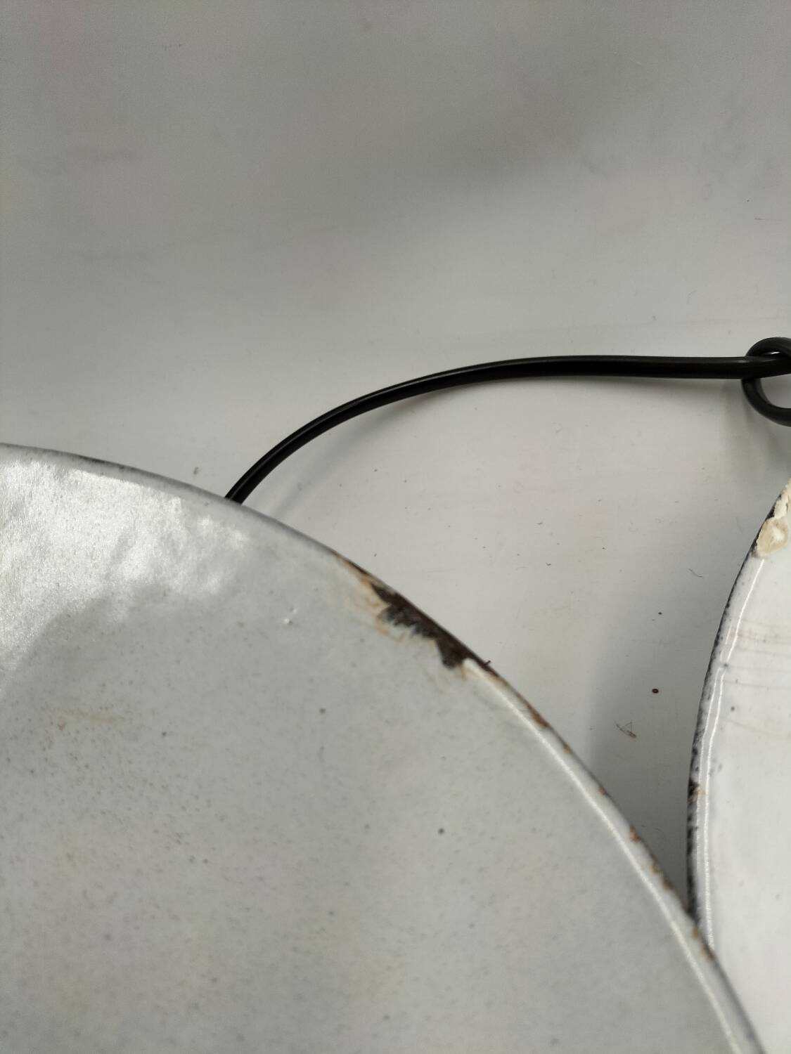 Enamelled sheet metal suspensions