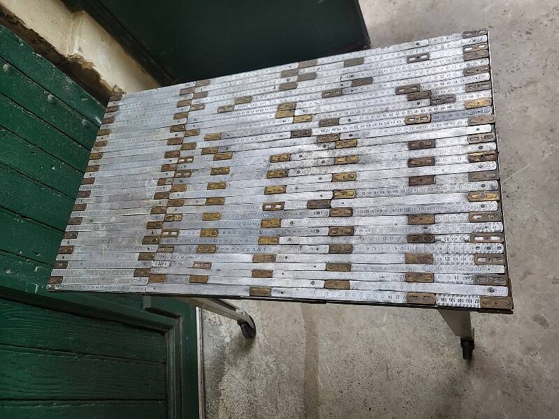 Table desserte atelier 1 tiroir en metal recouverte de morceaux de metre pl