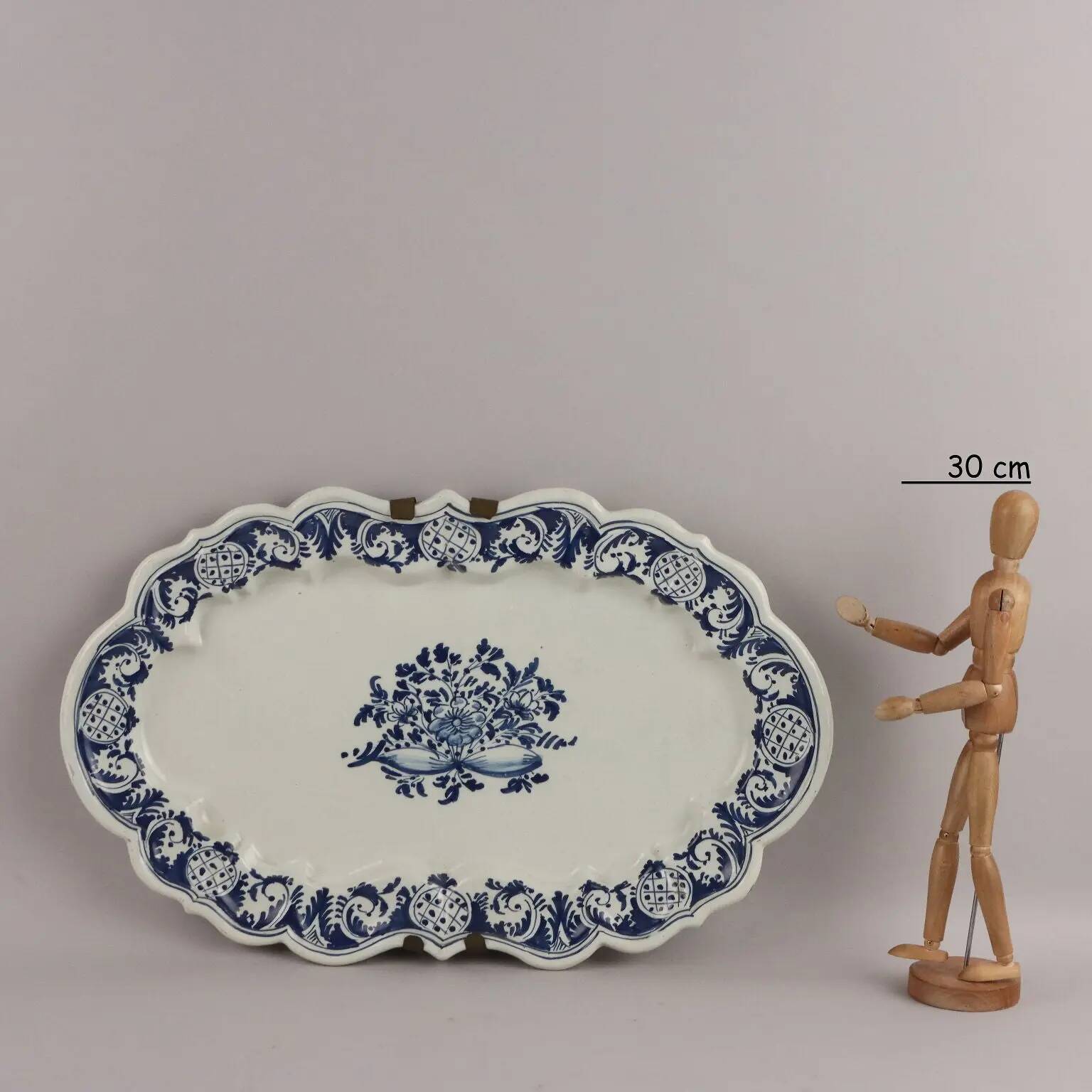 Plateau ovale ancien en majolique, décorations, Italie, XVIIIe siècle