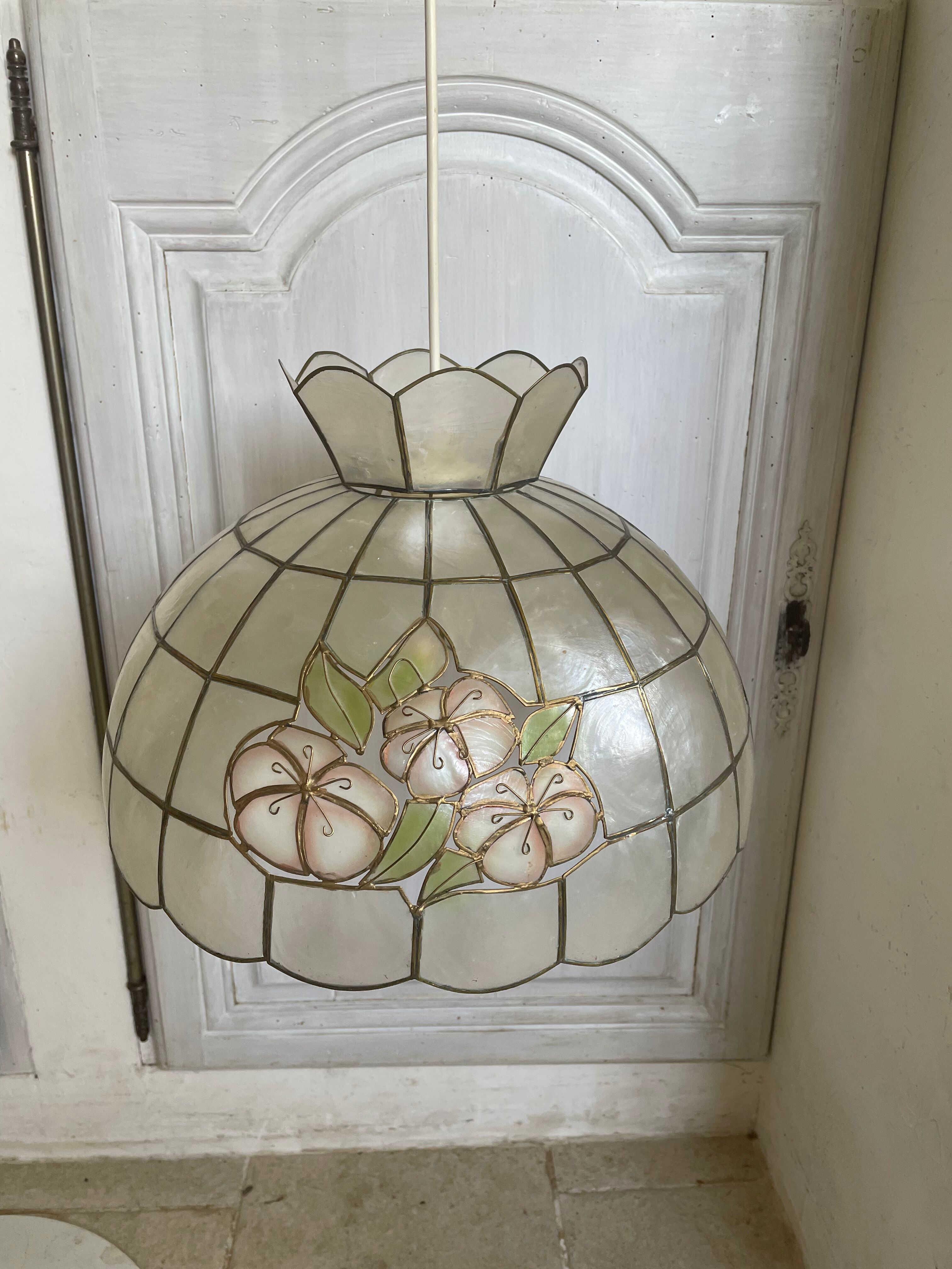 Mother-of-pearl pendant light