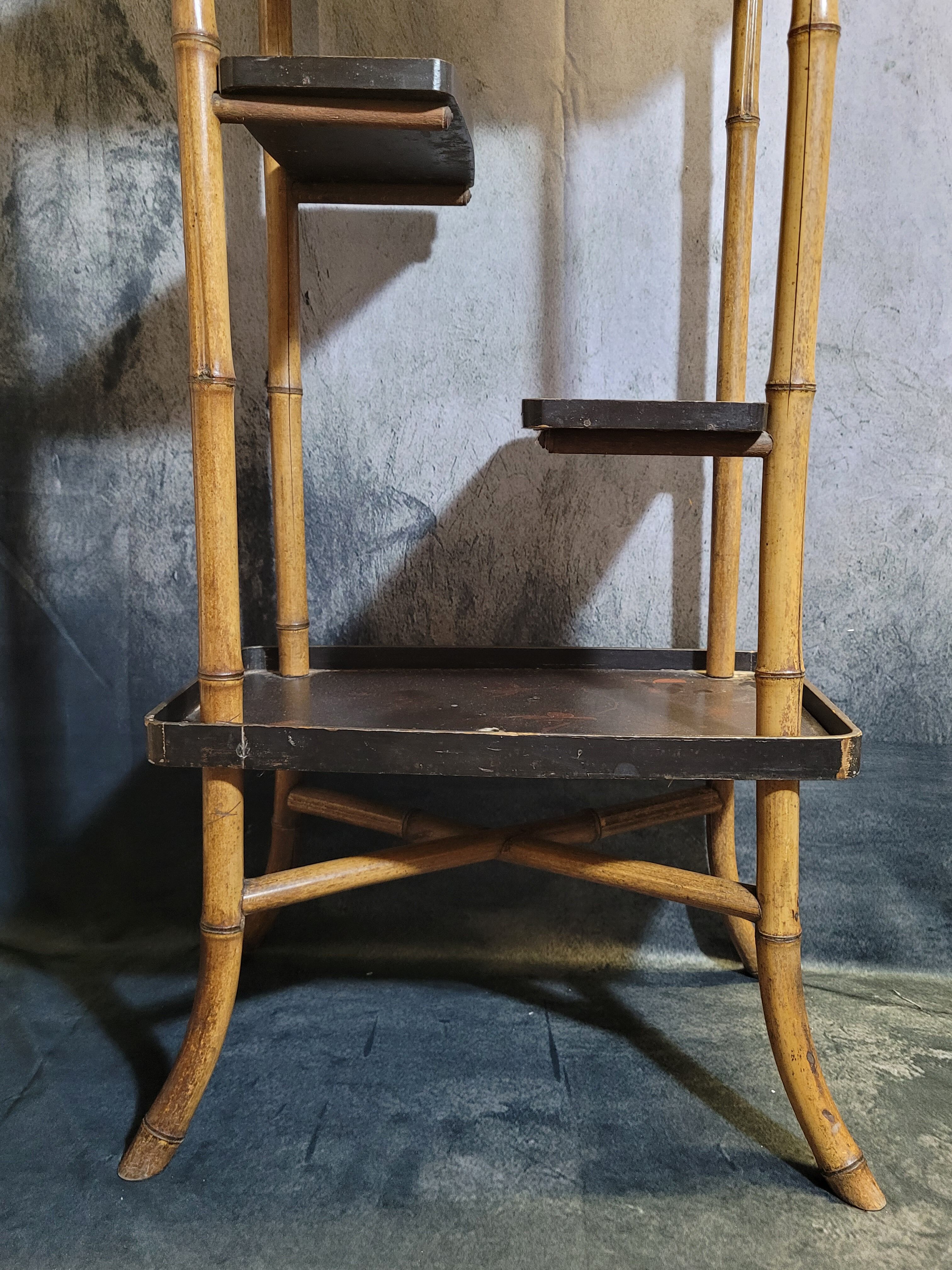 Shelf in bamboo and asian lacquer