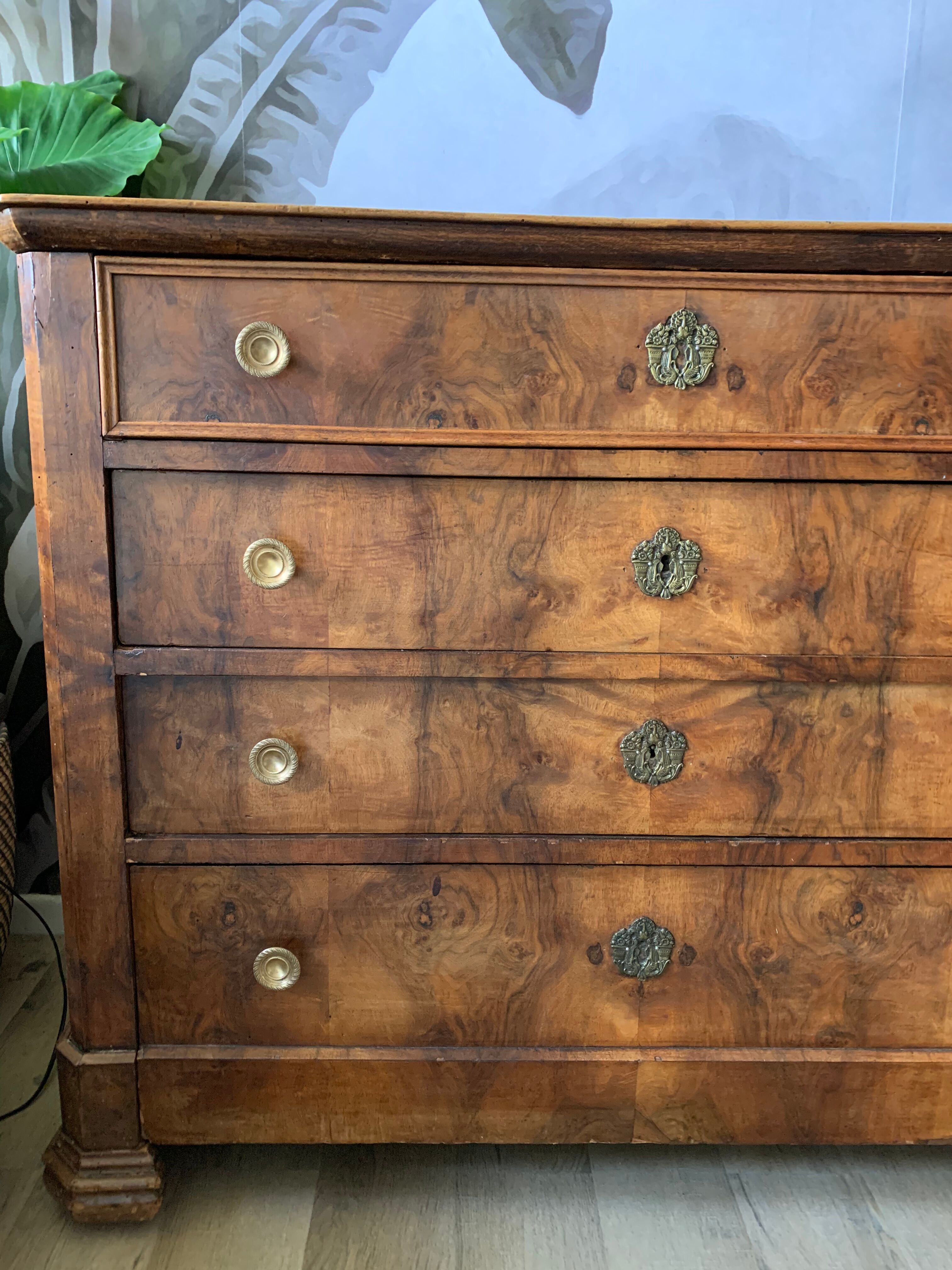 Antique chest of drawers