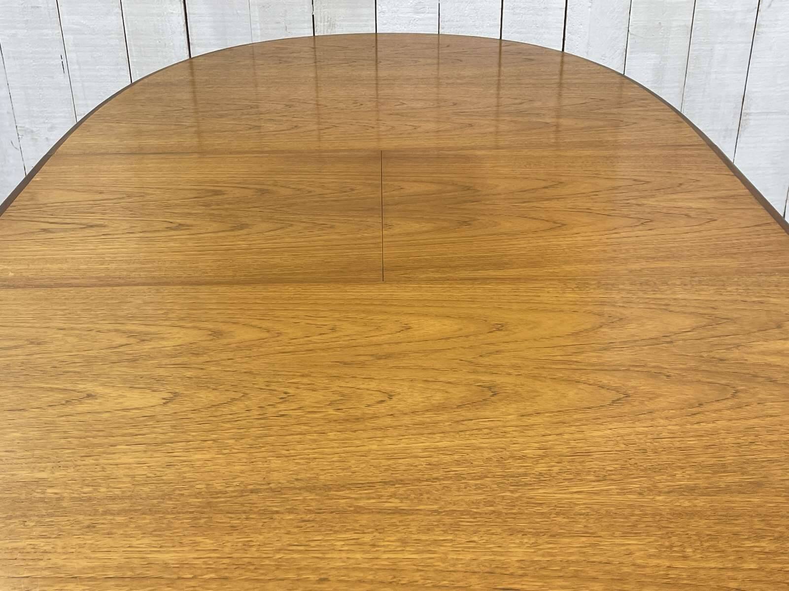 Table GPlan en teck des années 70 avec une allonge papillon