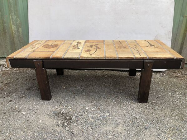 Table basse vintage en céramique a décors aux herbiers par Roger Capron, piétement en hêtre massif.
