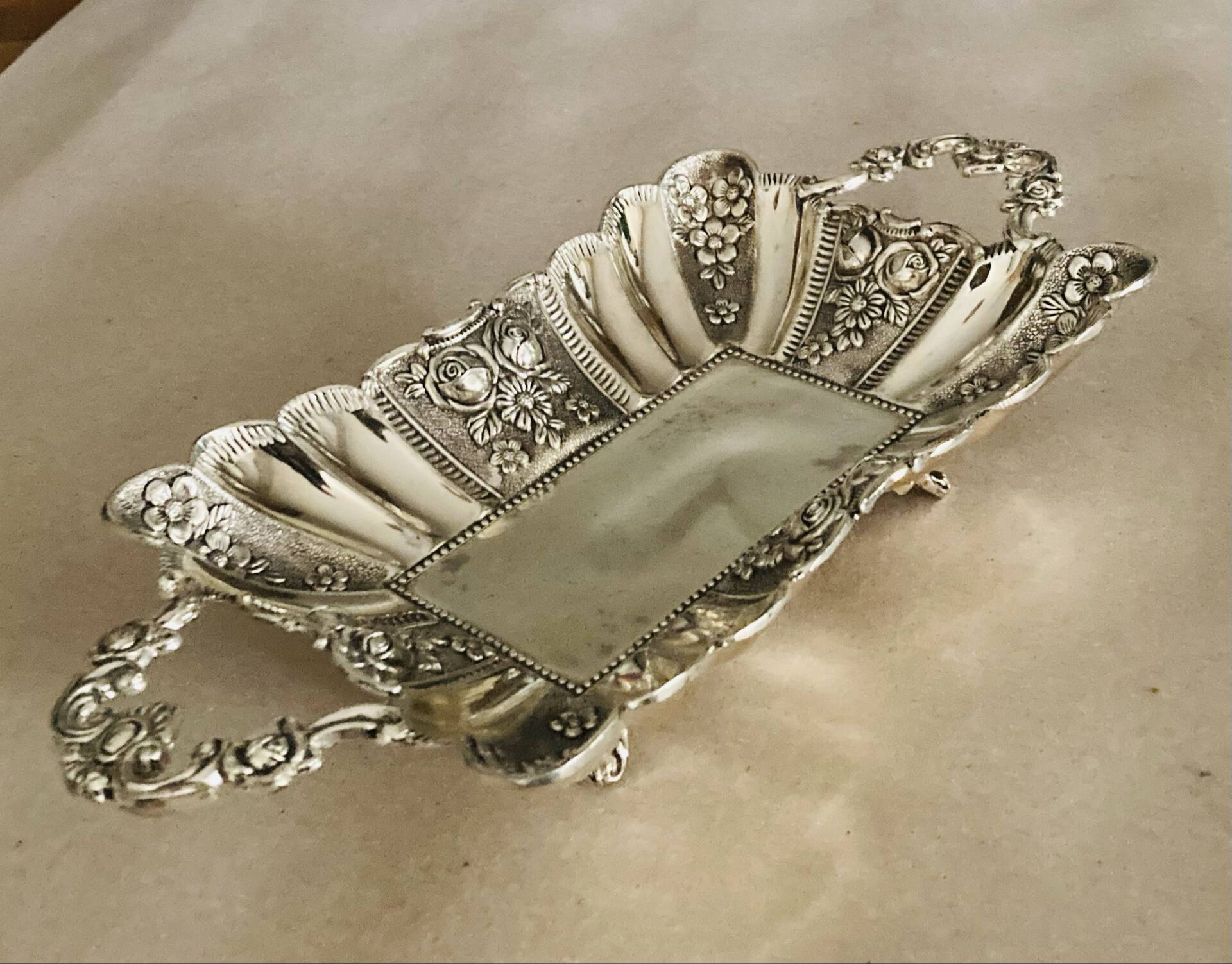 St Louis XV style letter tray, empty pocket, 20th century, in repoussé metal.
