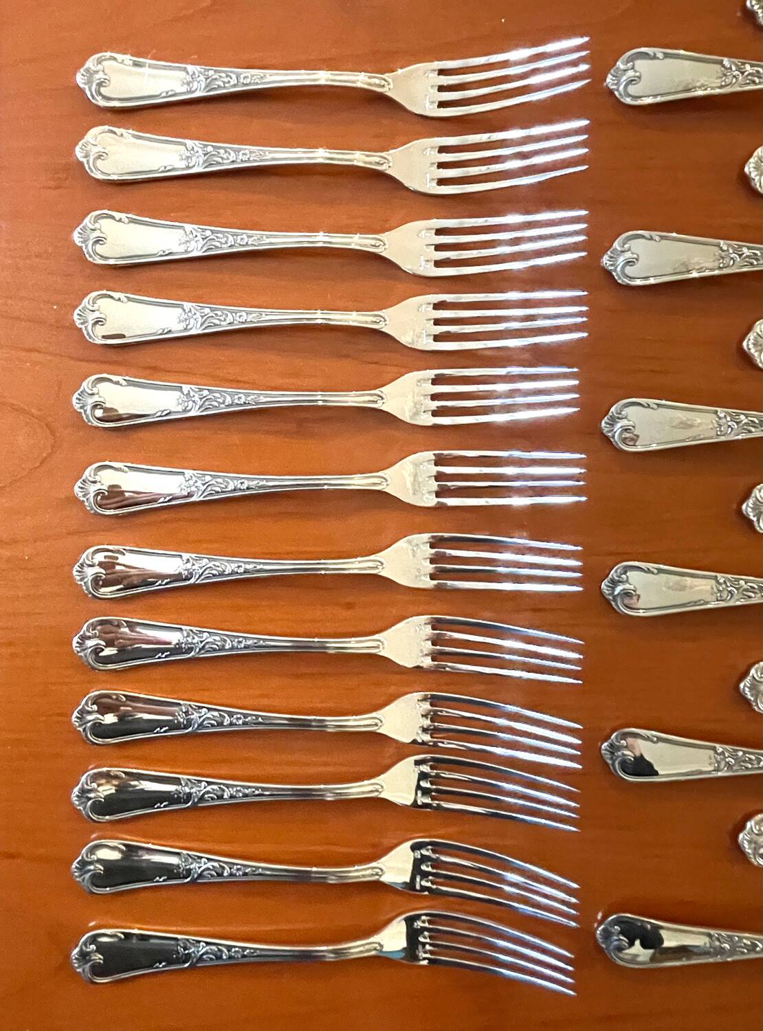 Ercuis cutlery set, 124 pieces, Louis XV style, in near-new condition.