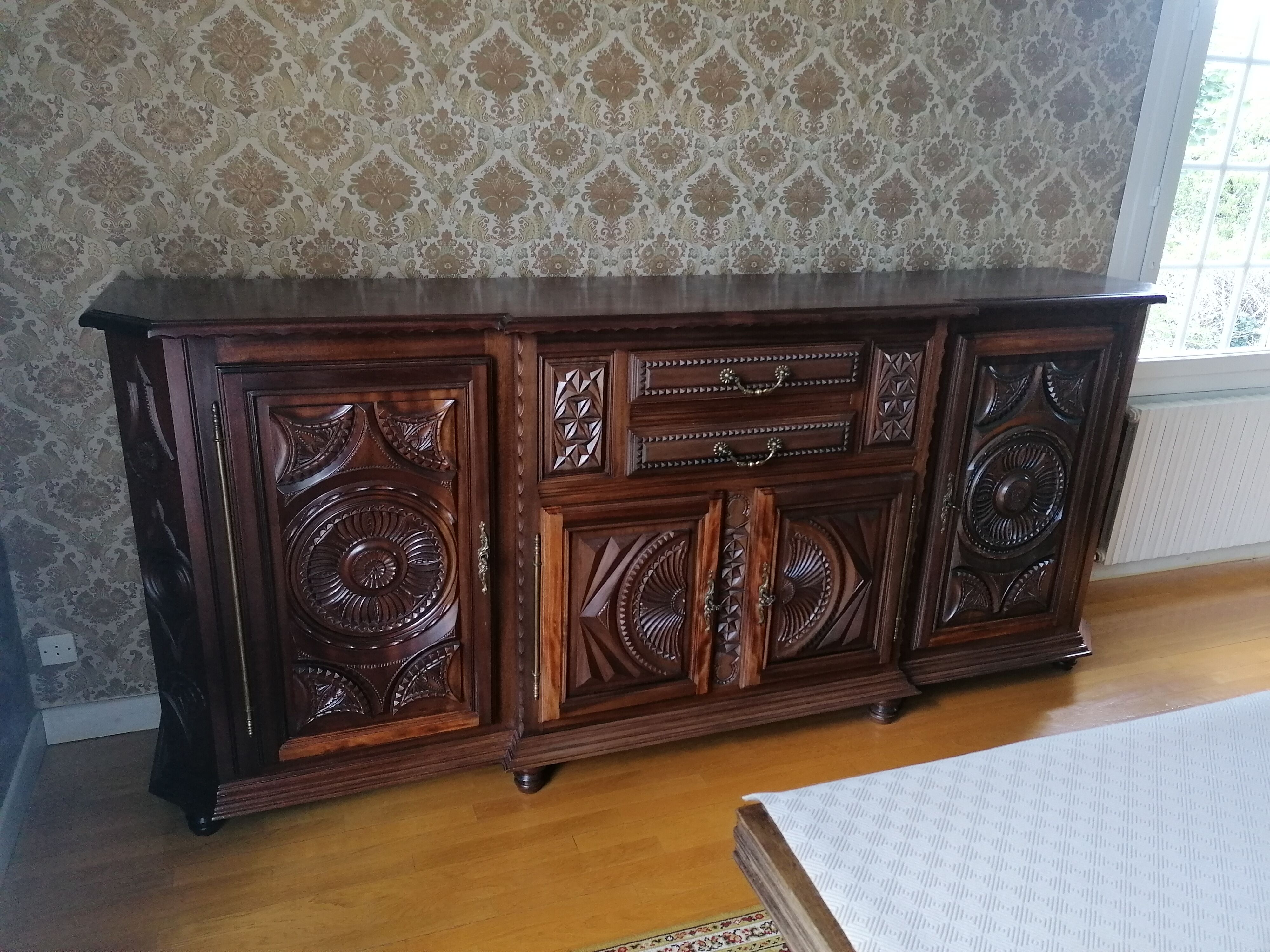 Basque sideboard