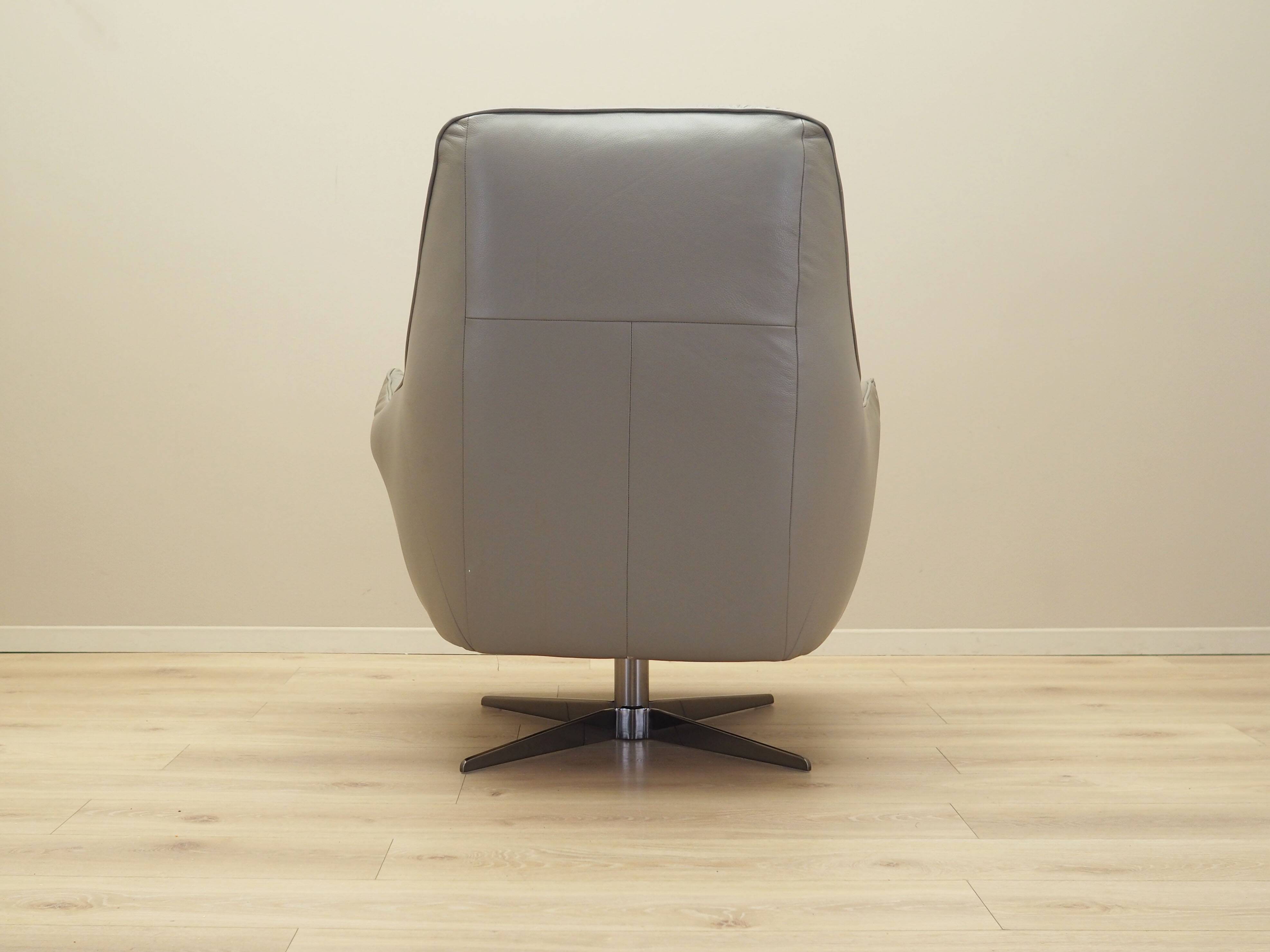 Leather swivel armchair, Italian design, 1990s, manufacture: Natuzzi