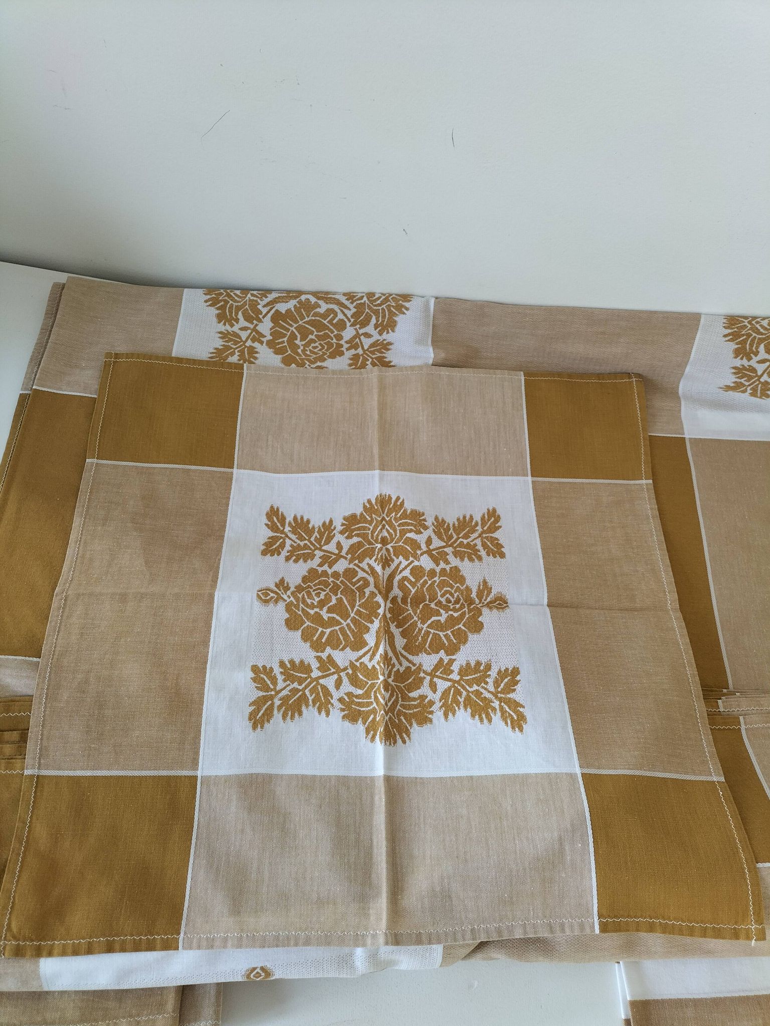Nappe et 8 serviettes vintage – tons caramel et moutarde dorée