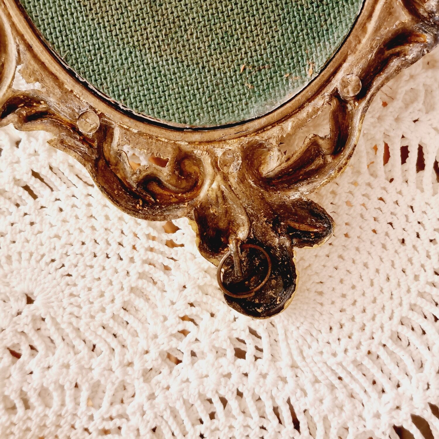 2 frames in gilded metal and curved glass