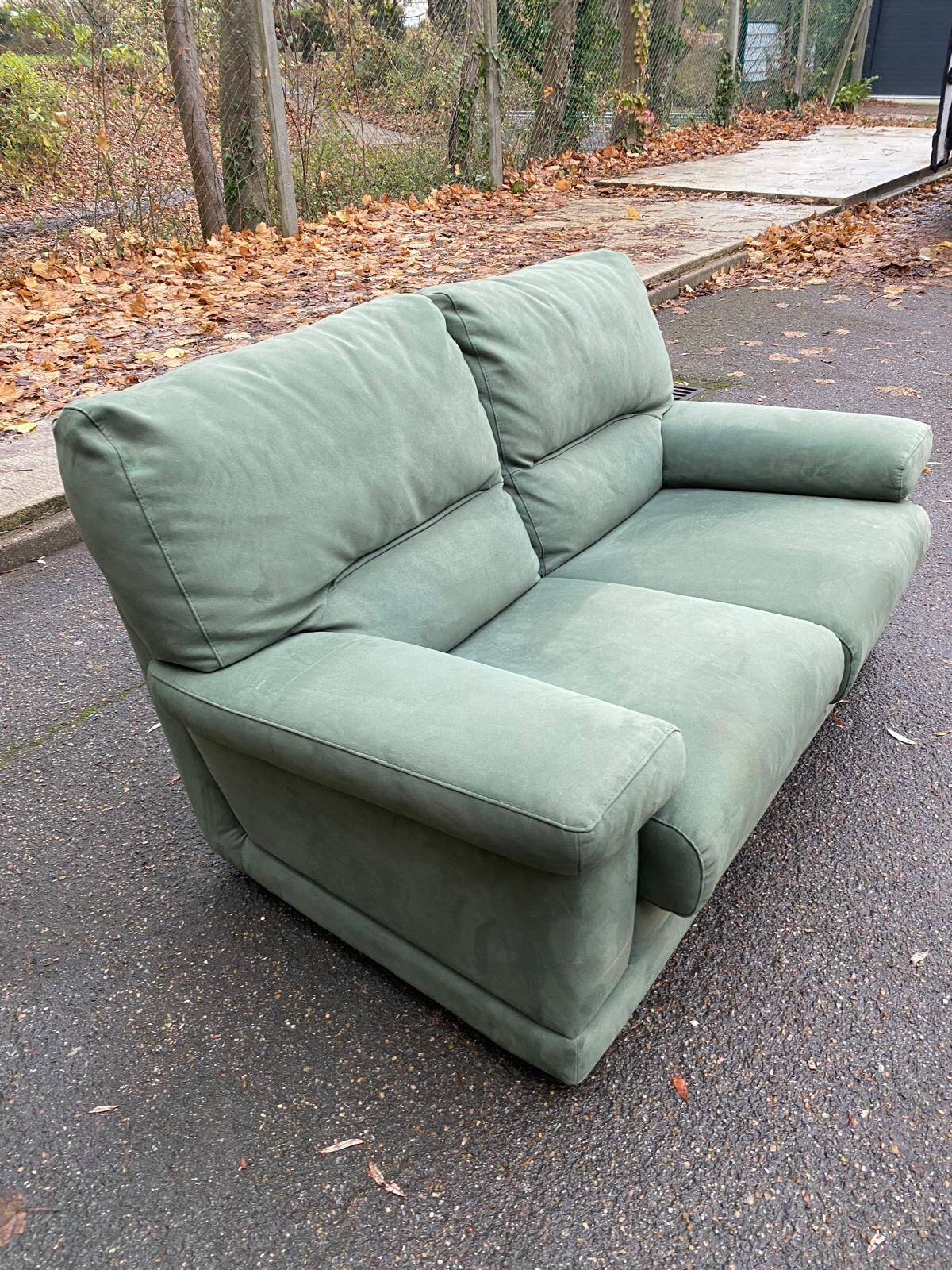 Canapé 2 places Château d'Ax en tissu daim vert 1970