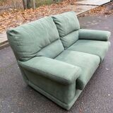 Canapé 2 places Château d'Ax en tissu daim vert 1970