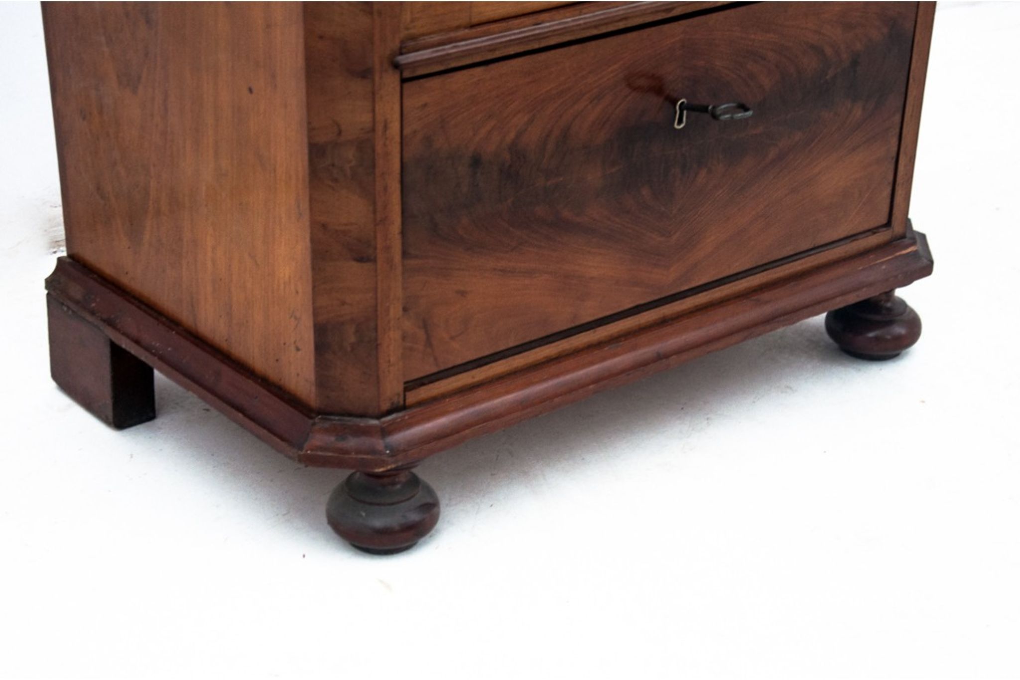 Une commode à piliers, Europe du Nord, vers 1860