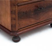Une commode à piliers, Europe du Nord, vers 1860