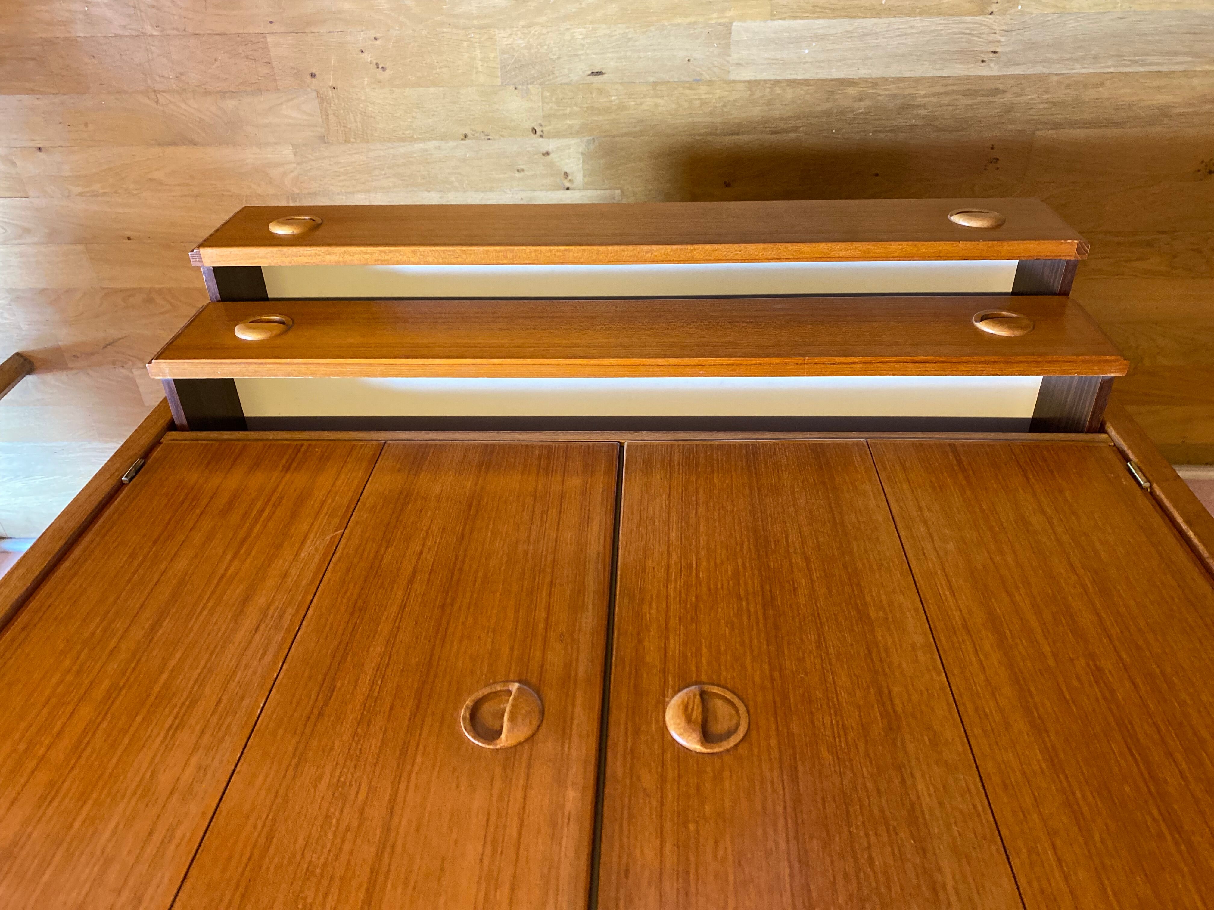 TV stand from the 50s, 2 drawer, 2 accordion doors. Perfect condition.