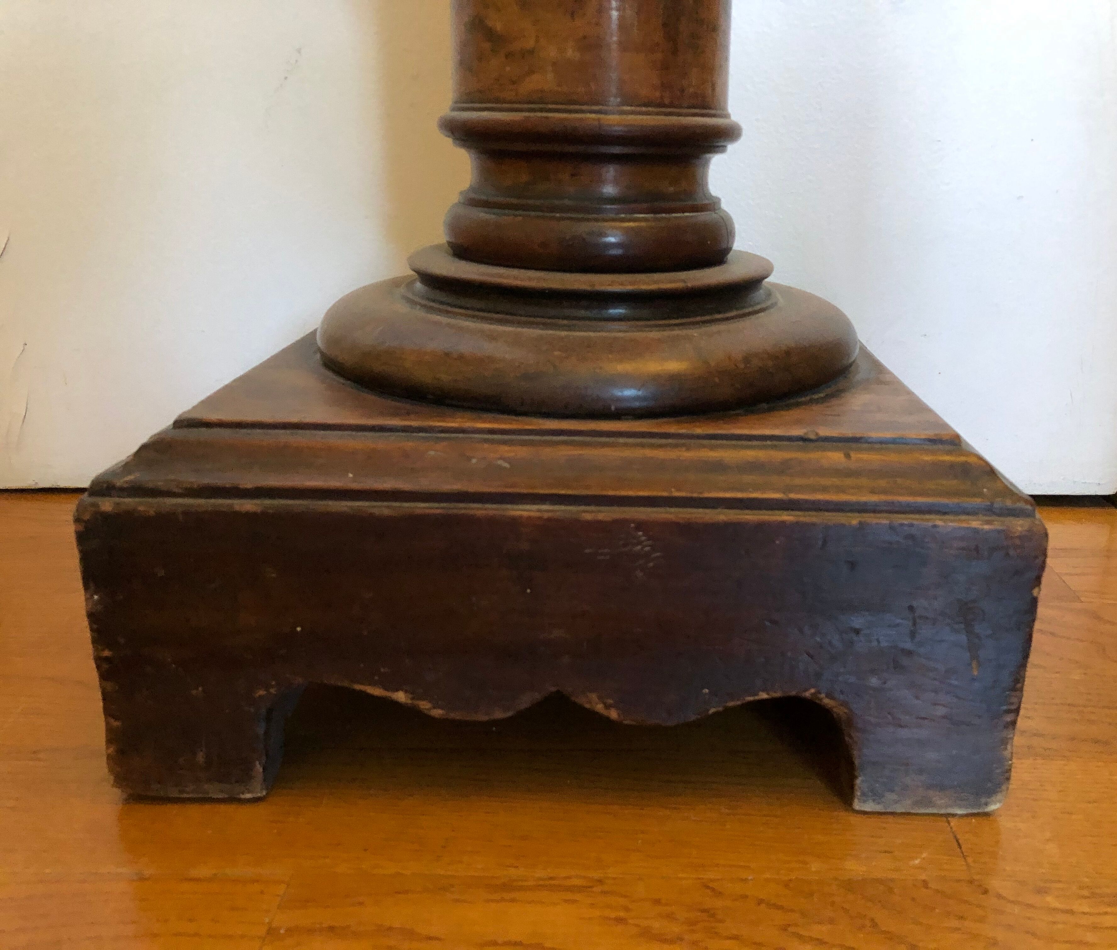 Wooden sellette column