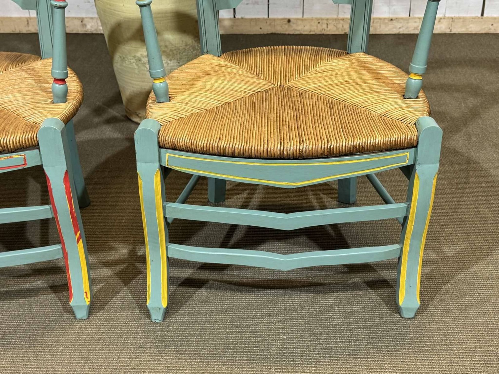 Paire de fauteuils rustiques en hêtre et assises paille
