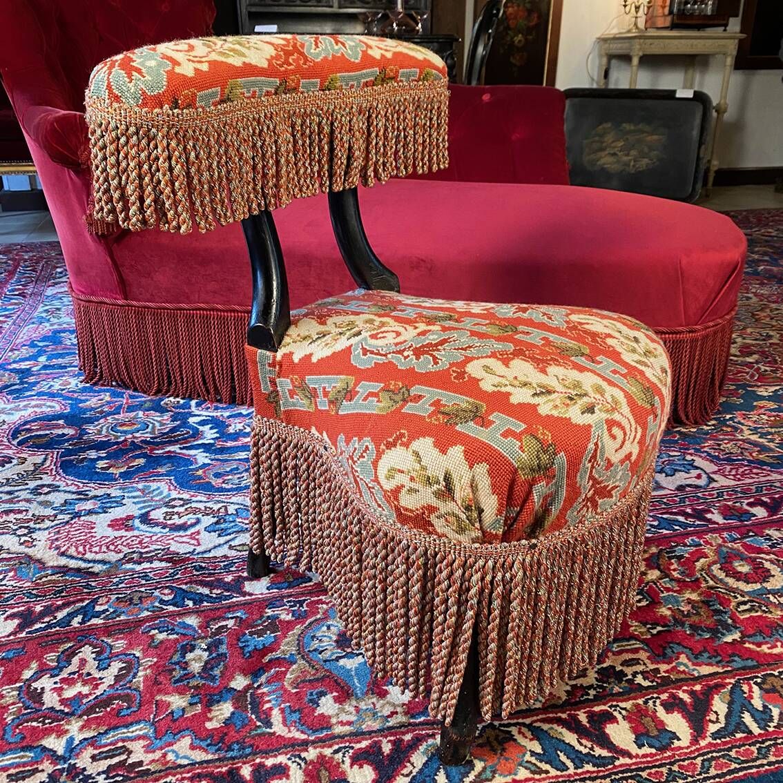 Chaise voyeuse époque Napoléon III en bois noirci, garnie d’une tapisserie