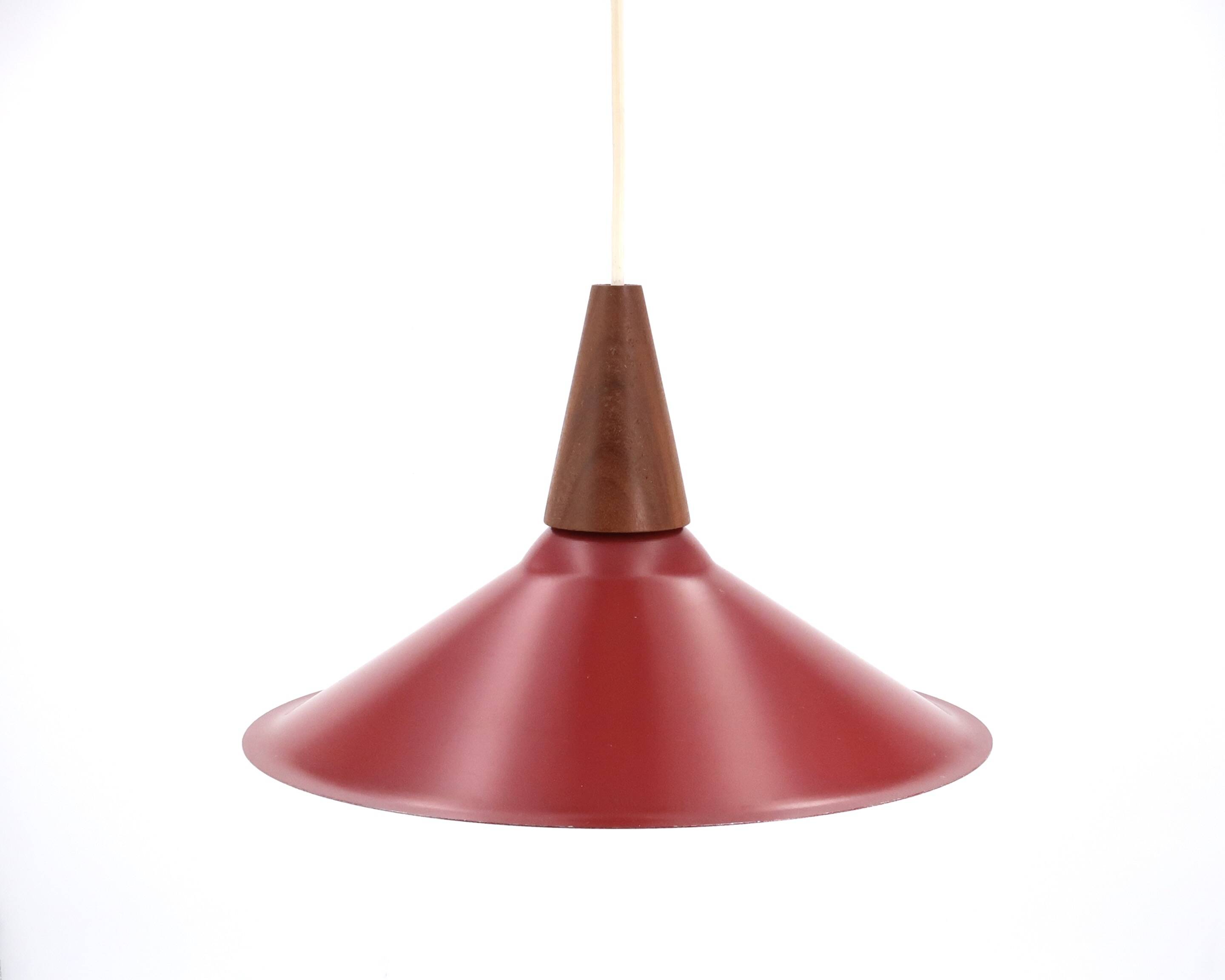 Suspension rouge en métal et teck, années 70