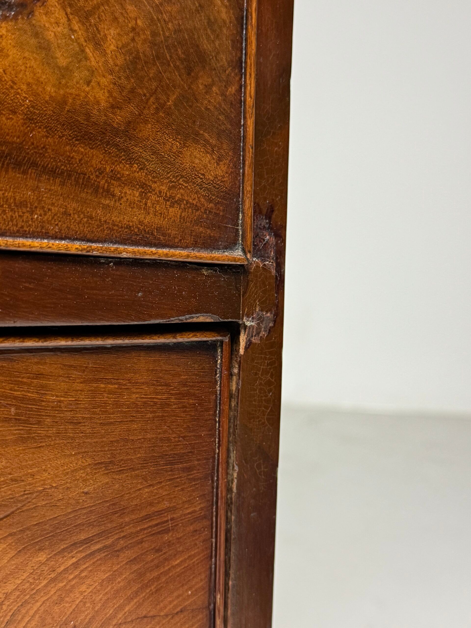 Commode en acajou à façade bombée