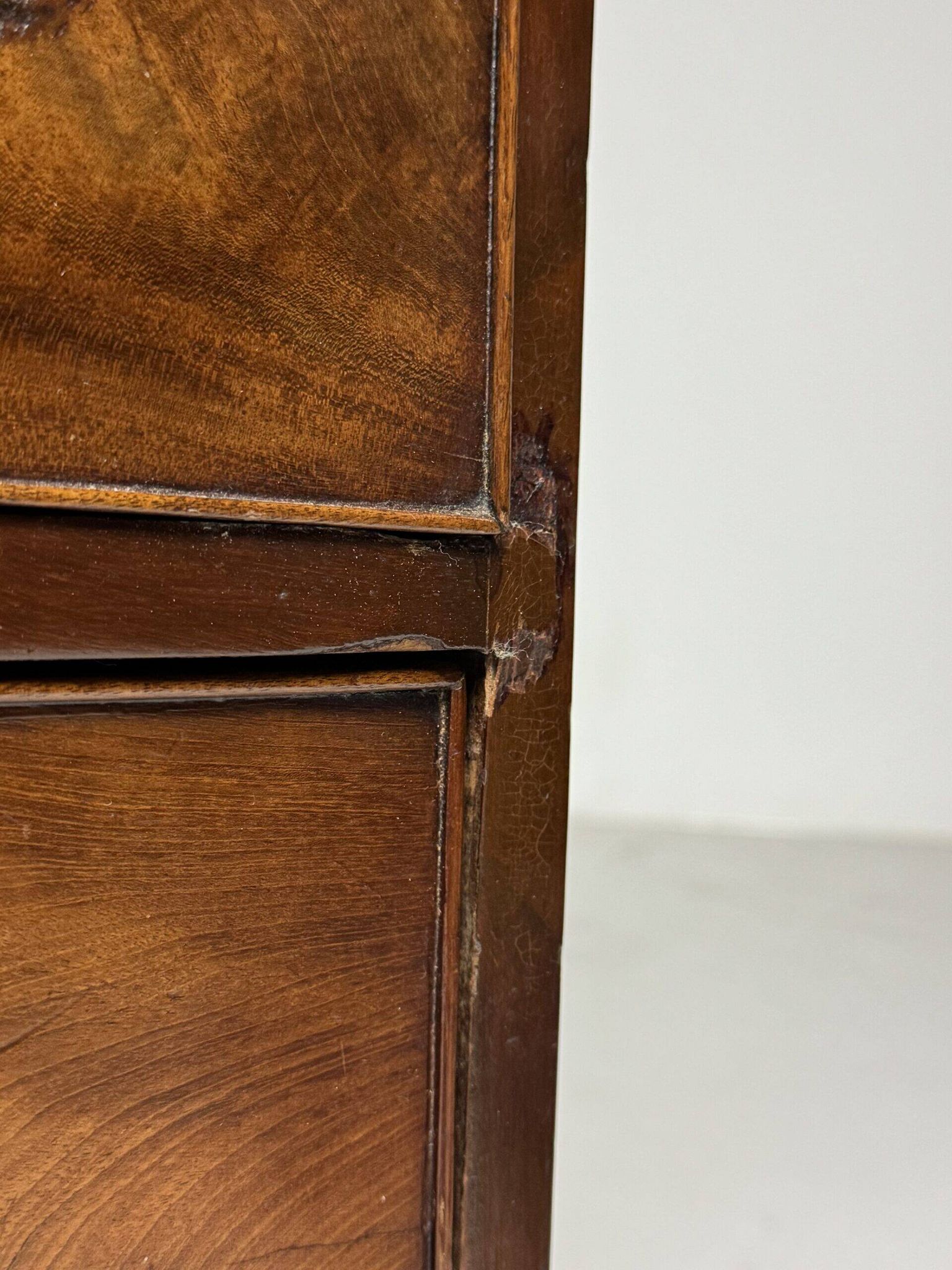 Commode en acajou à façade bombée