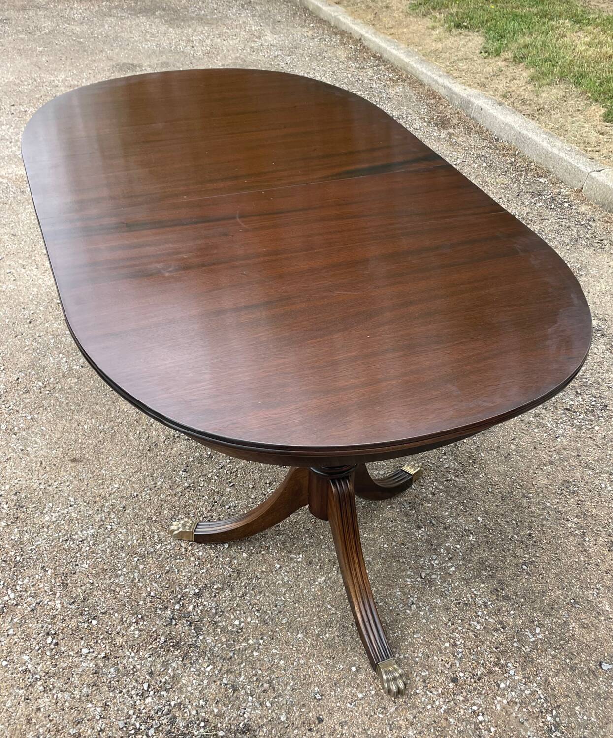 Table with two extensions and 6 mahogany chairs from the 19th century.