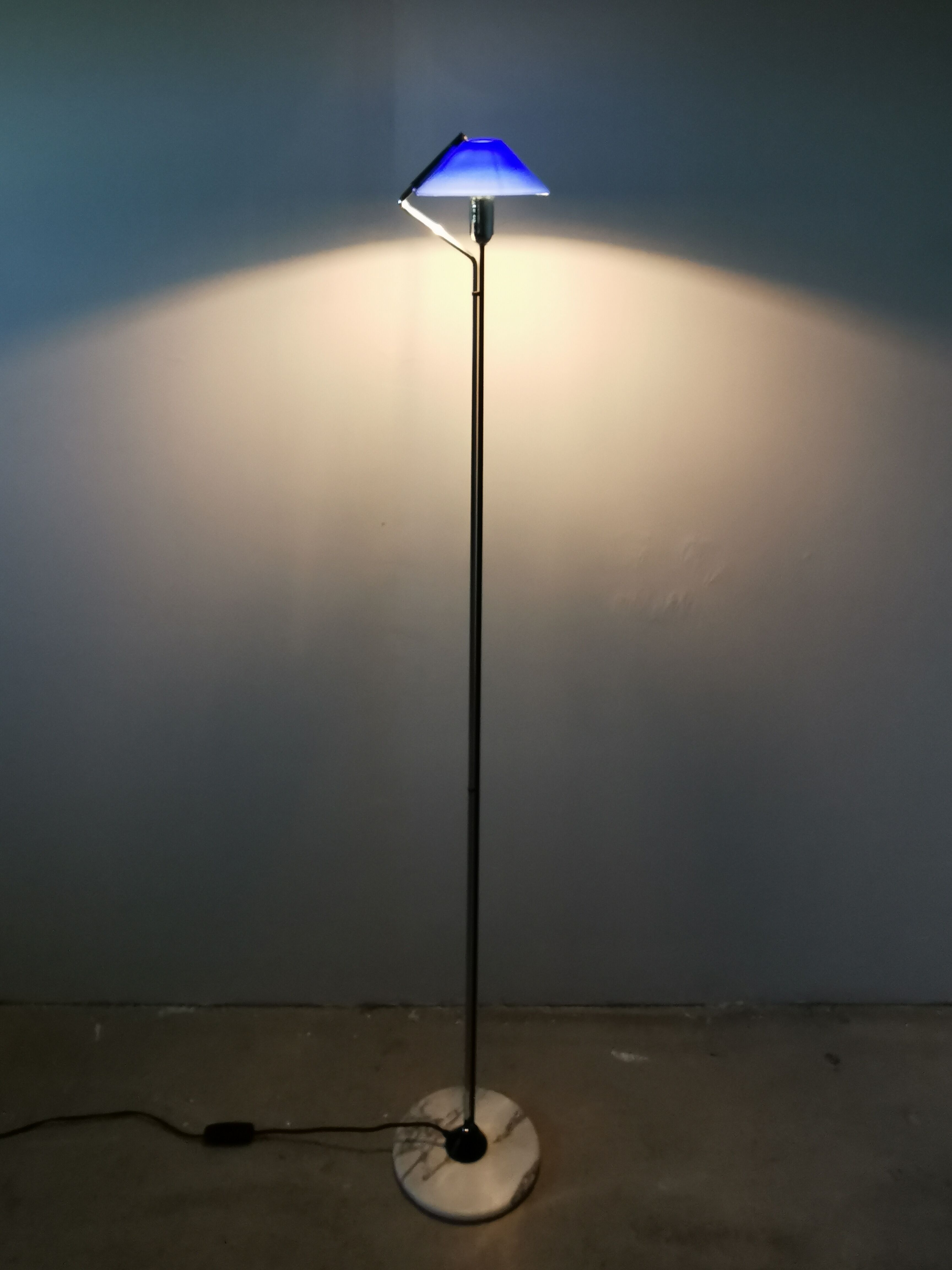 Floor lamp in opaline and marble, Italian work, 1980