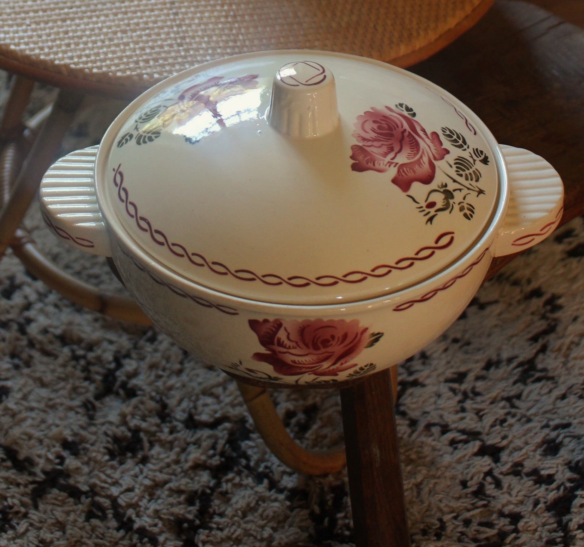 Soupière Germaine Badonviller art deco rose red black