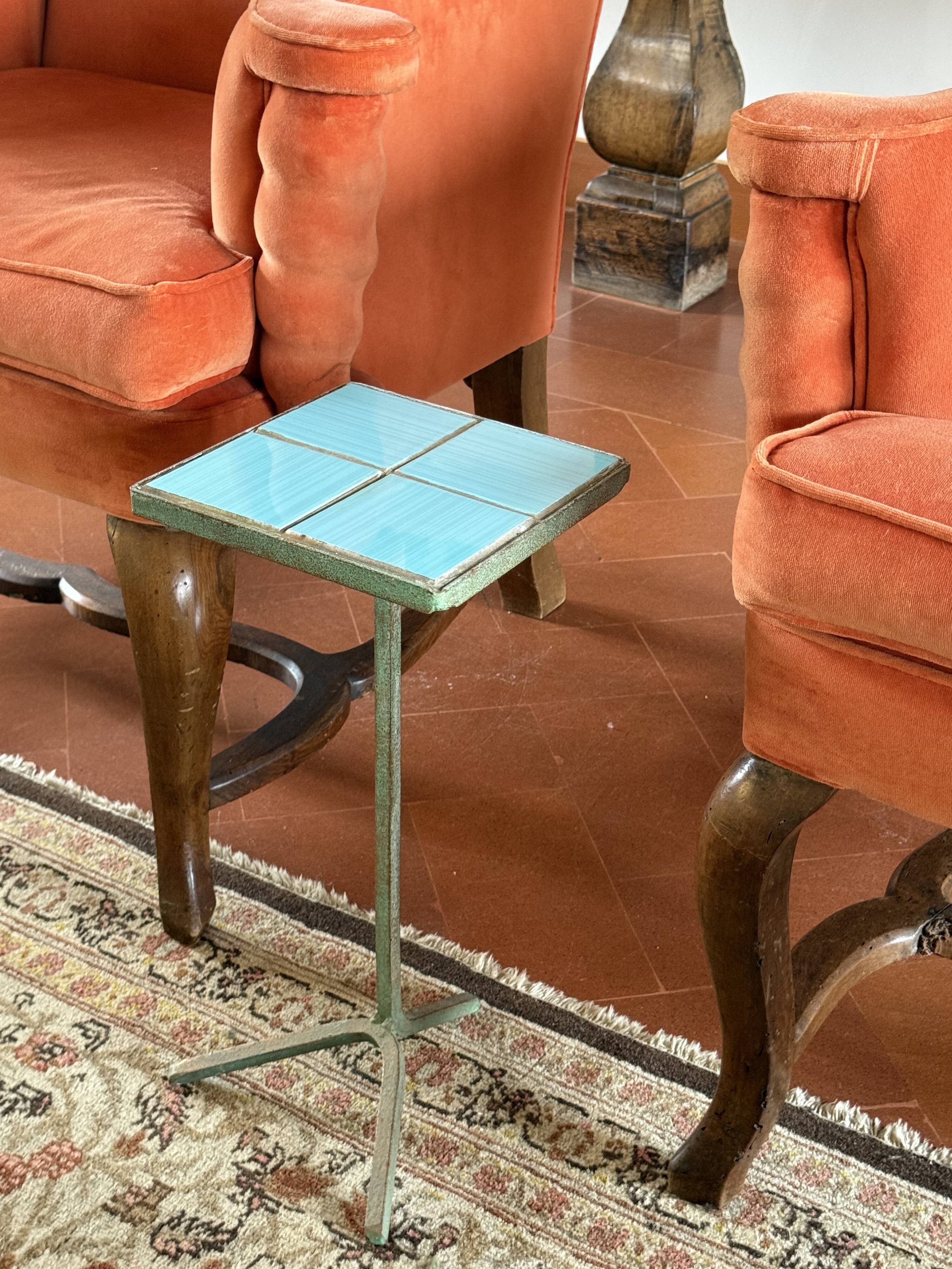 Table d'appoint en fer et carrelage moderne, France années 1960.