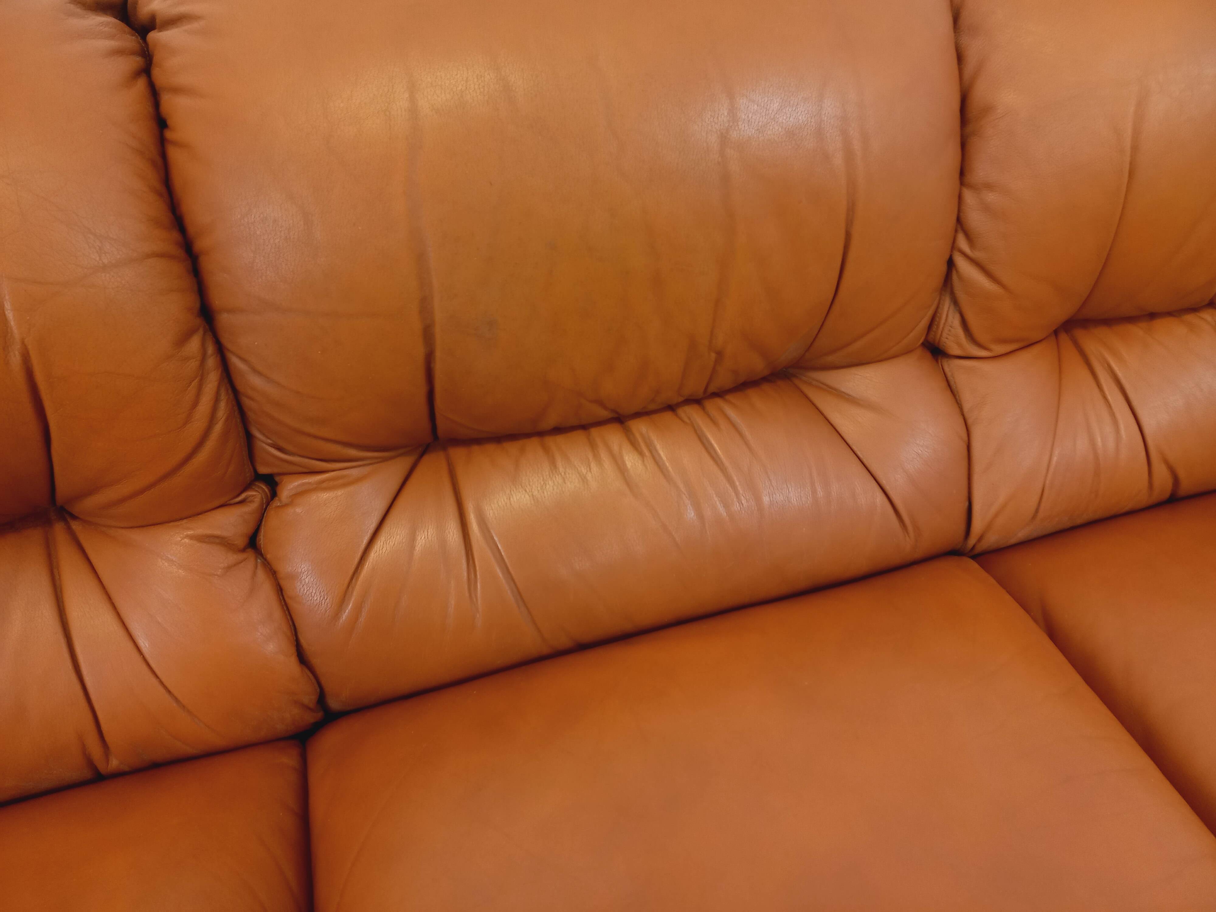 Vintage cognac camel leather canapé from the 1970s.