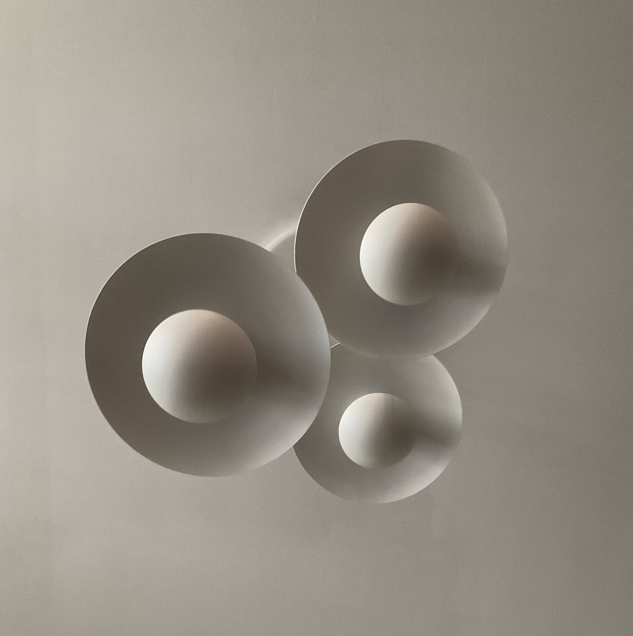 Suspension cascade design 3 white metal saucers