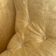Paire de fauteuils crapaud vintage en velours jaune d’or