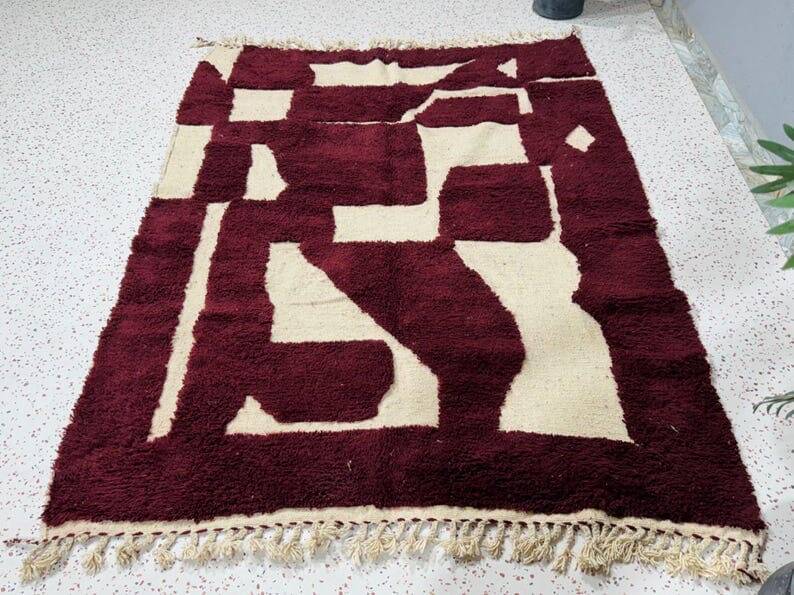 Pure Moroccan wool carpet in burgundy, size 200 x 300 cm.