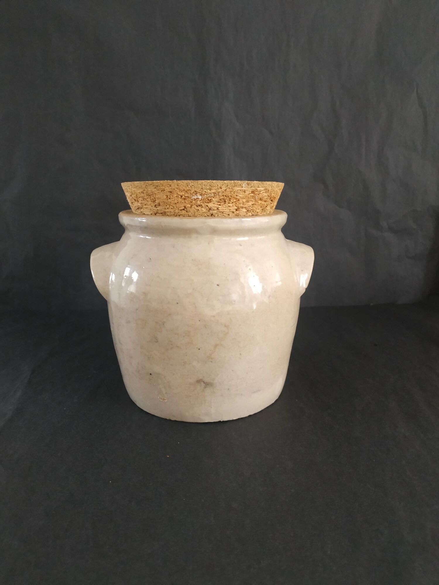 Greige sandstone pot with lid