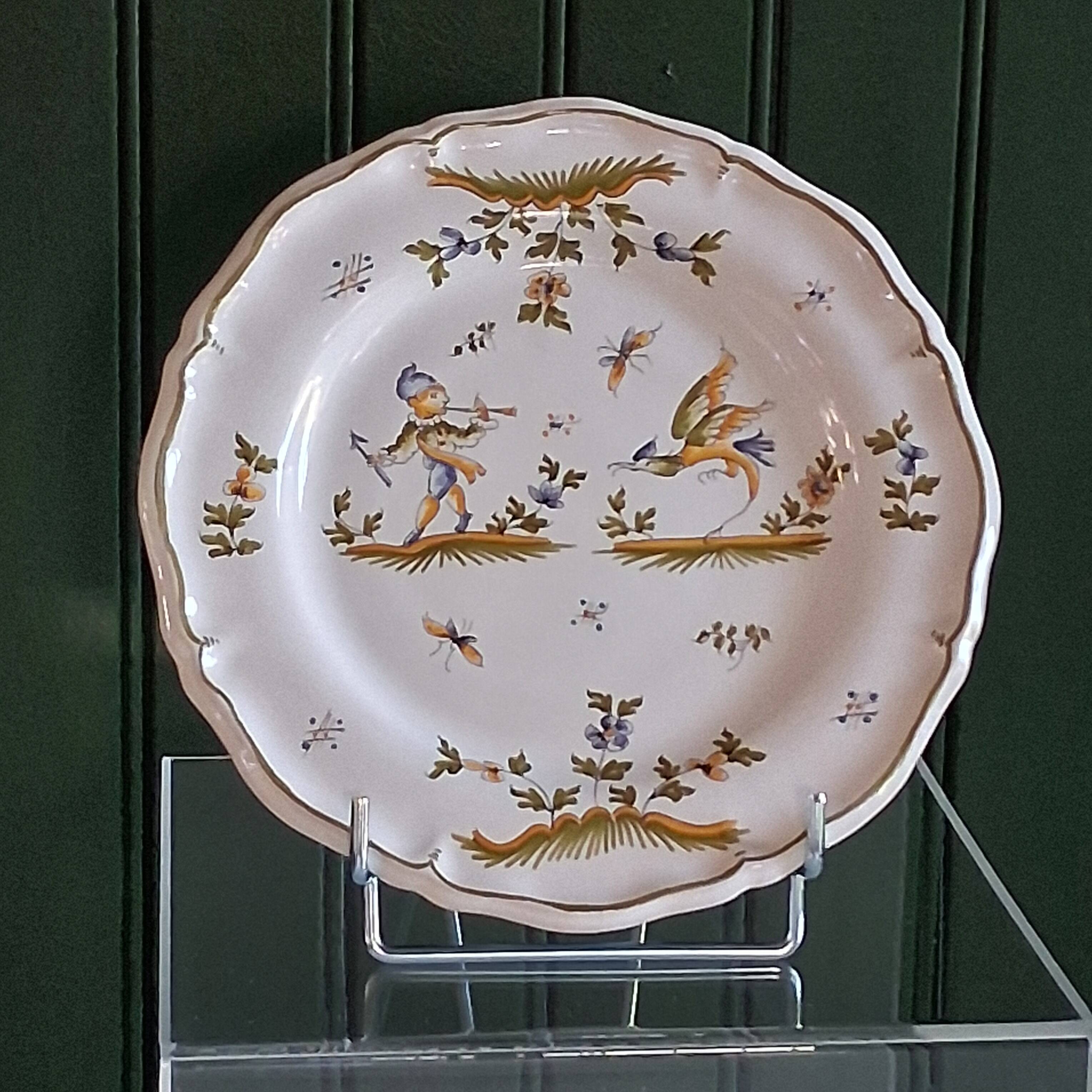 Moustiers scalloped plate in very good condition.