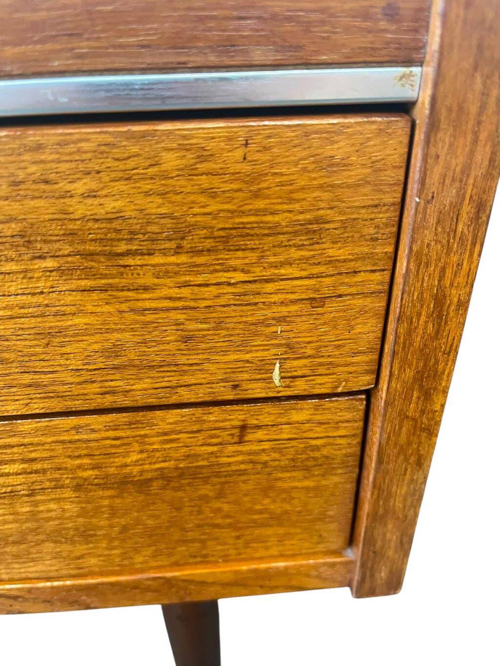 Set of 2 vintage wooden bedside tables/mini cabinets.