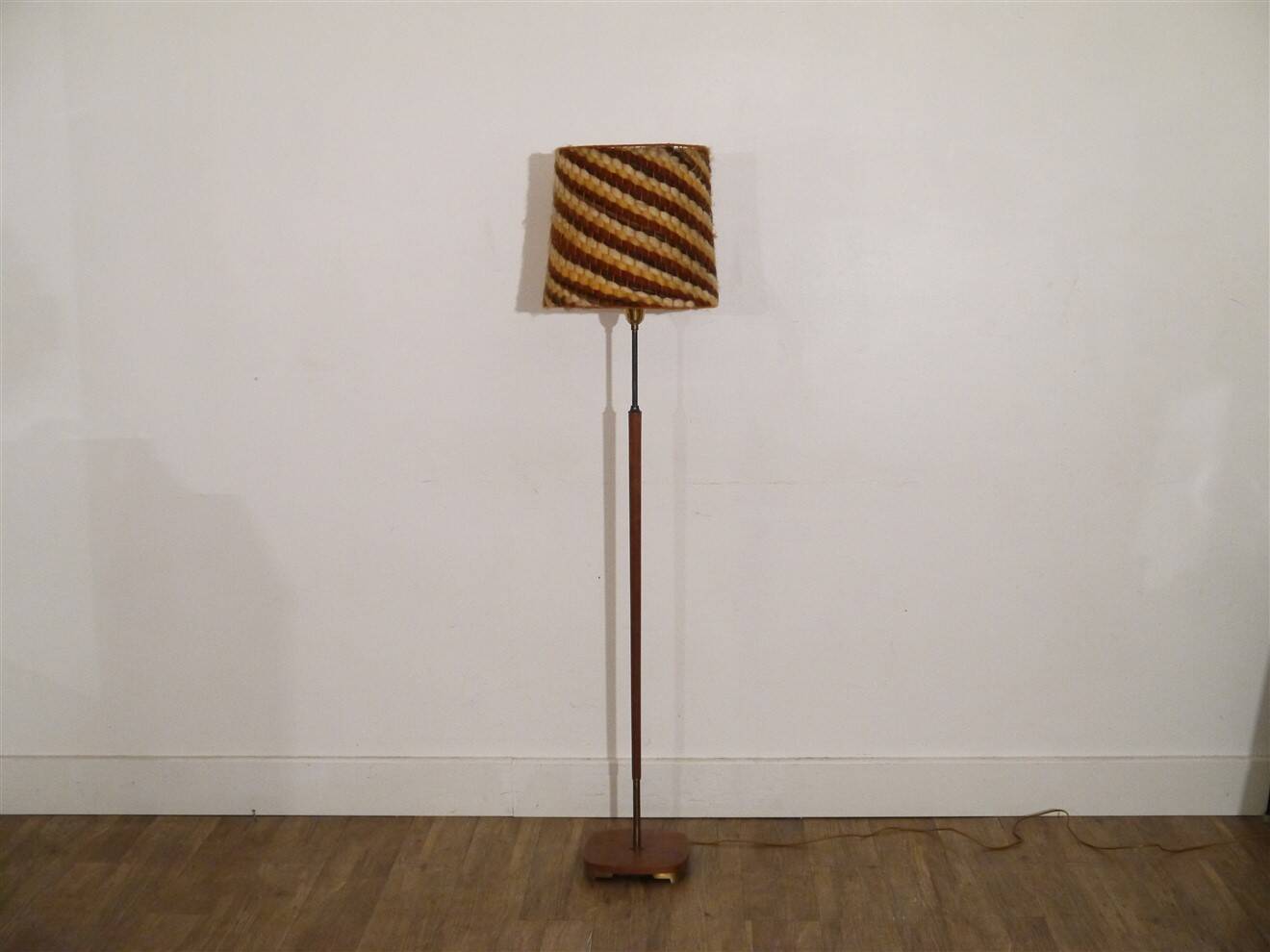 Lampadaire scandinave en teck et laiton 1960