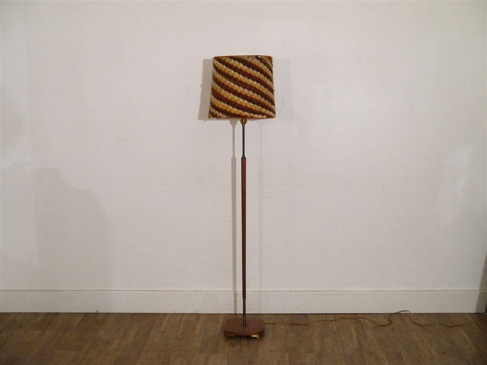 Scandinavian floor lamp in teak and brass from the 1960s.