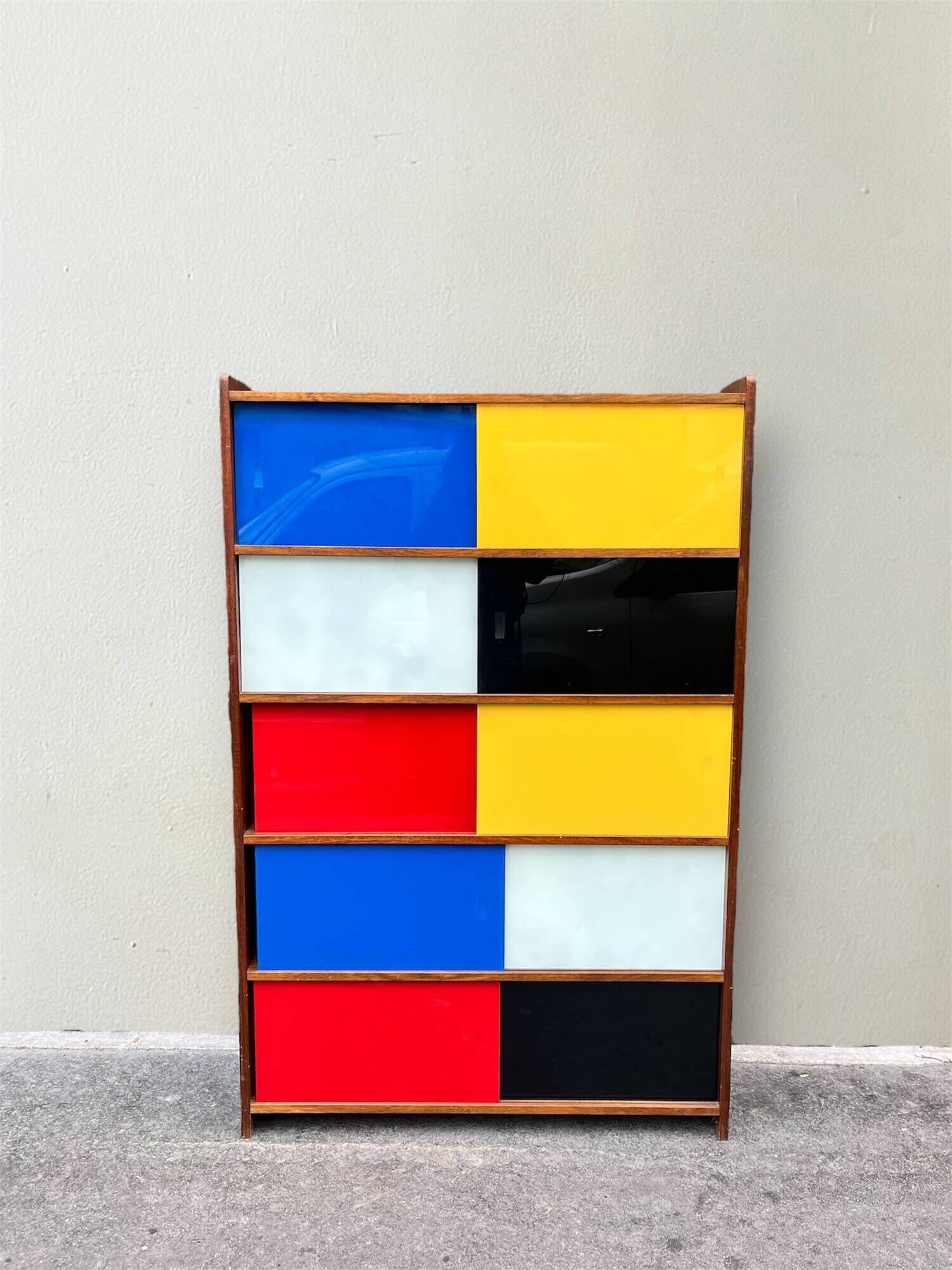 Closed bookcase in Bauhaus colors by D.Rozaffy Edition Meuble Oscar, design 1960